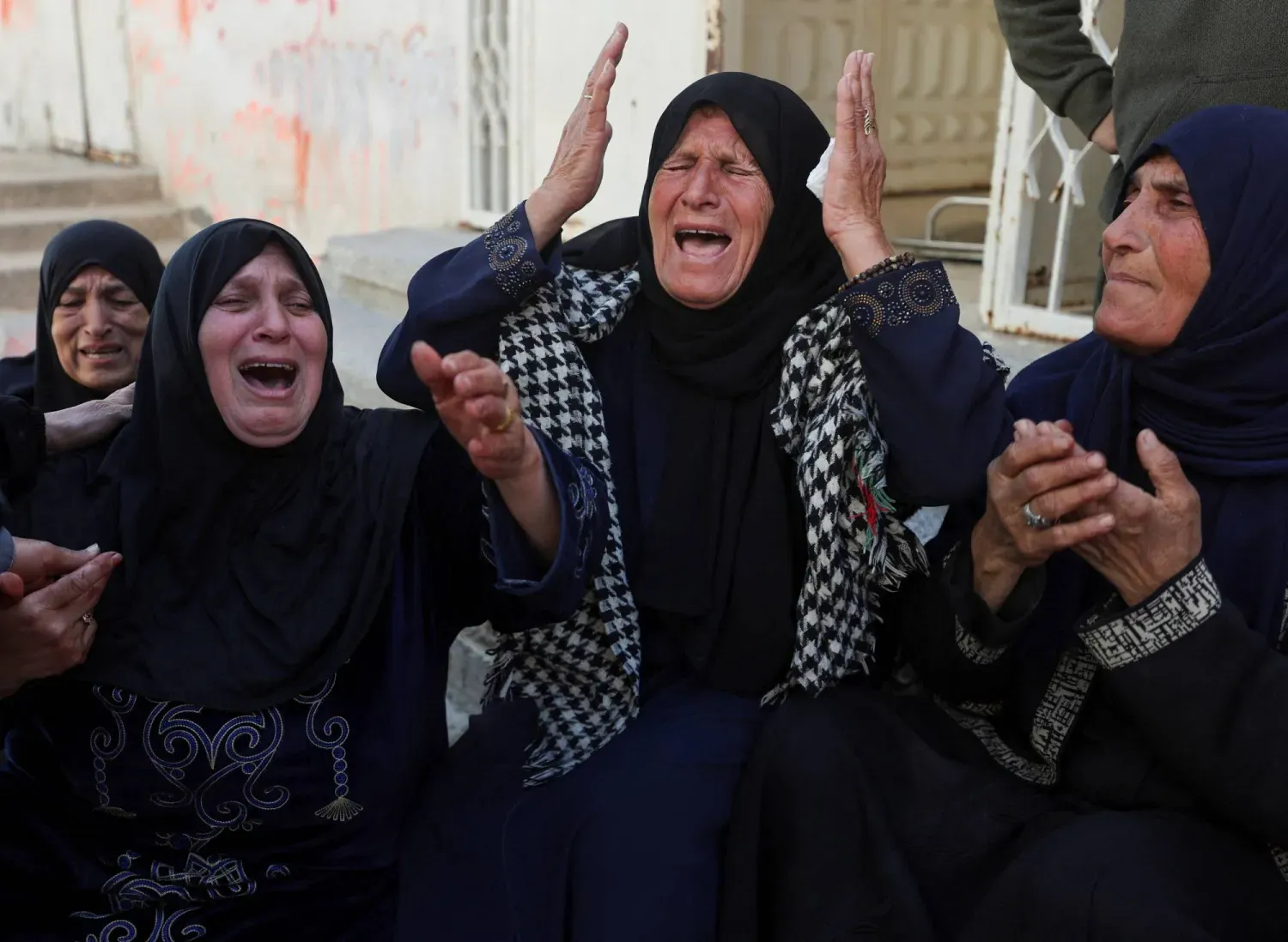 Gazze şehrinde, dün İsrail hava saldırısında öldürülen iki kardeşin cenaze töreninde Filistinli kadınların duygusal anlar yaşadığı görüldü (Reuters)