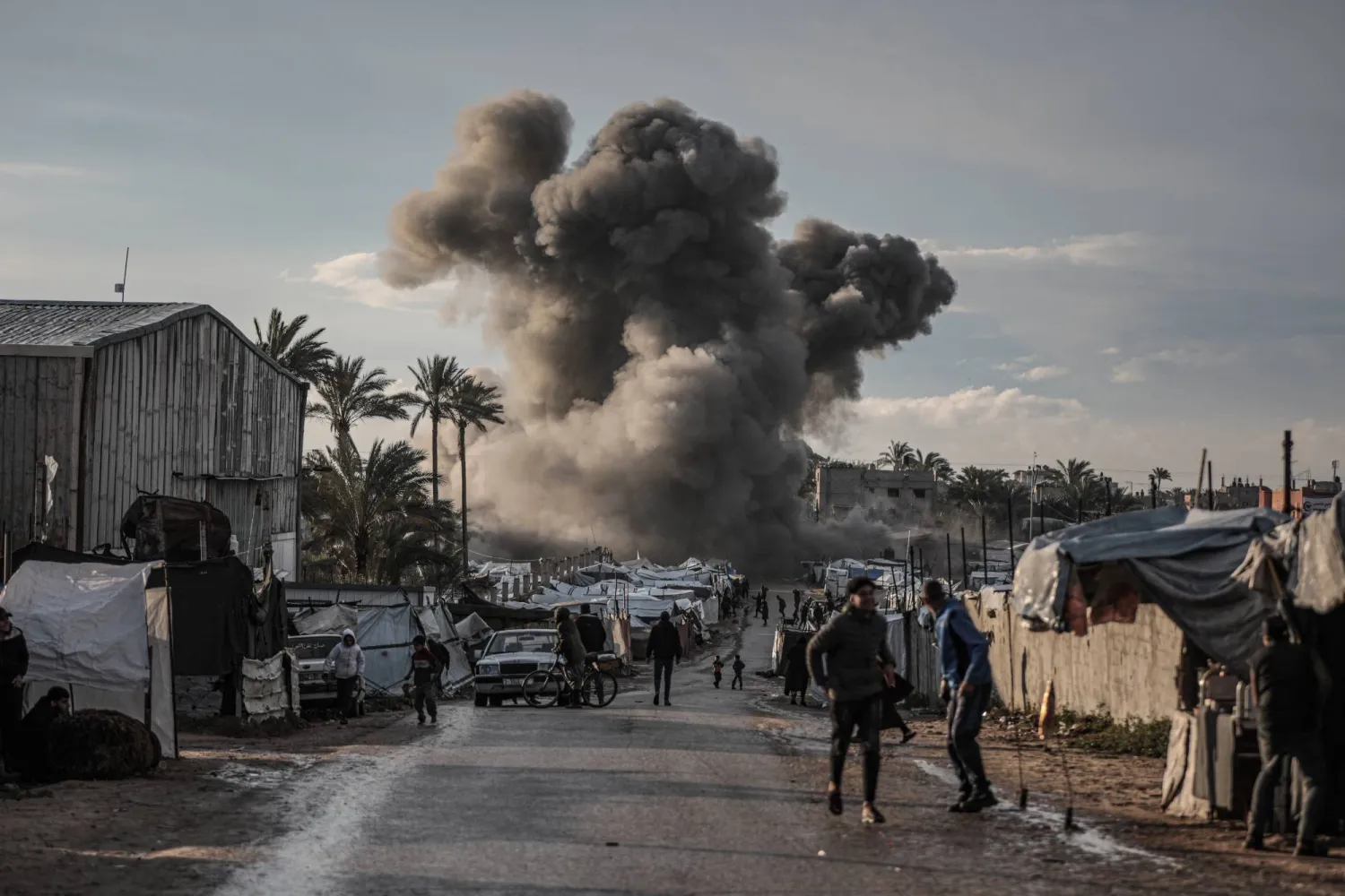 26 March 2026, Palestinian Territories, Khan Younis: Israeli warplanes launch an airstrike near a camp sheltering displaced people in Deir al-Balah in the central Gaza Strip. (dpa)
