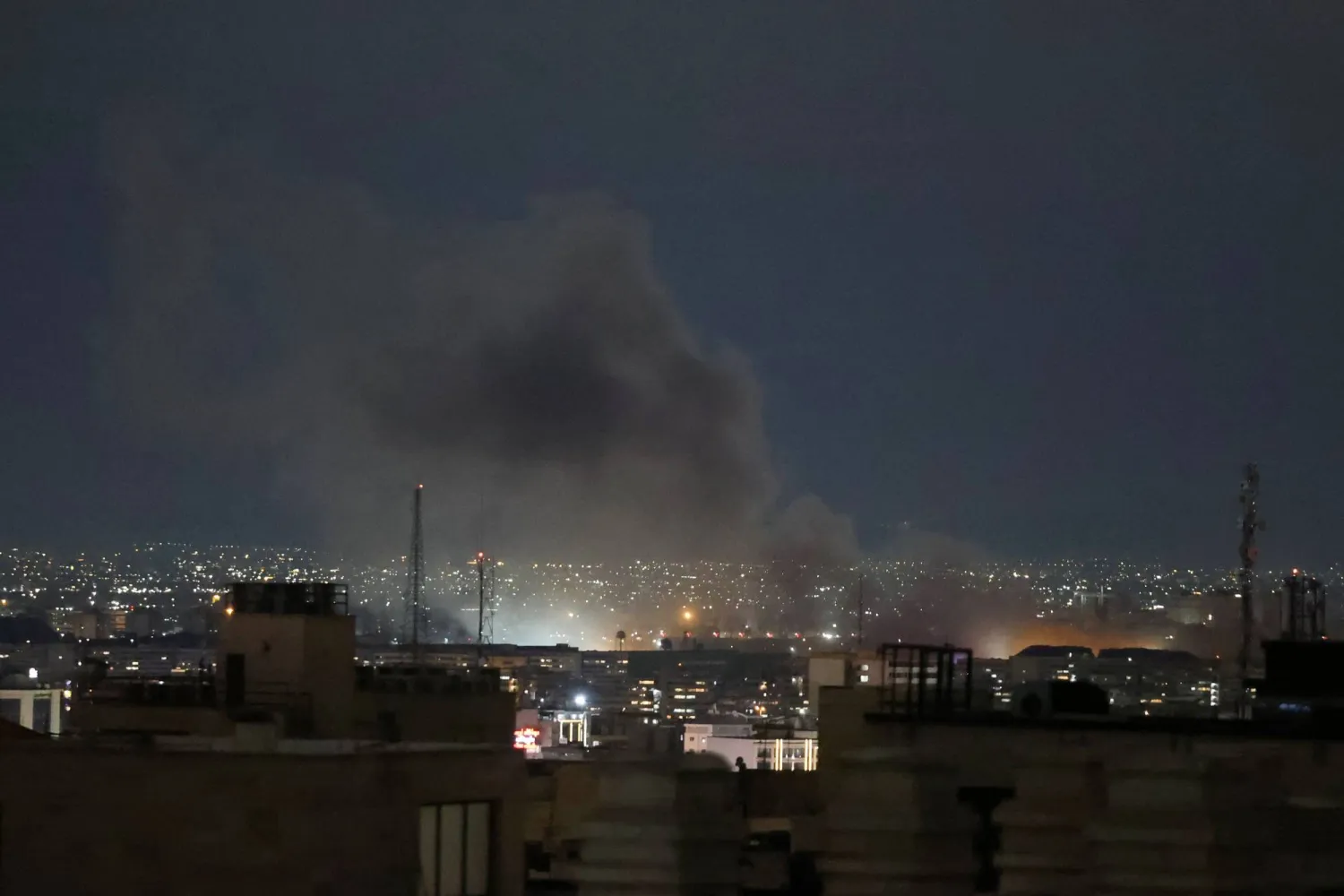 تصاعدت سحابة دخان من موقع غارة جوية في طهران (أ.ف.ب)