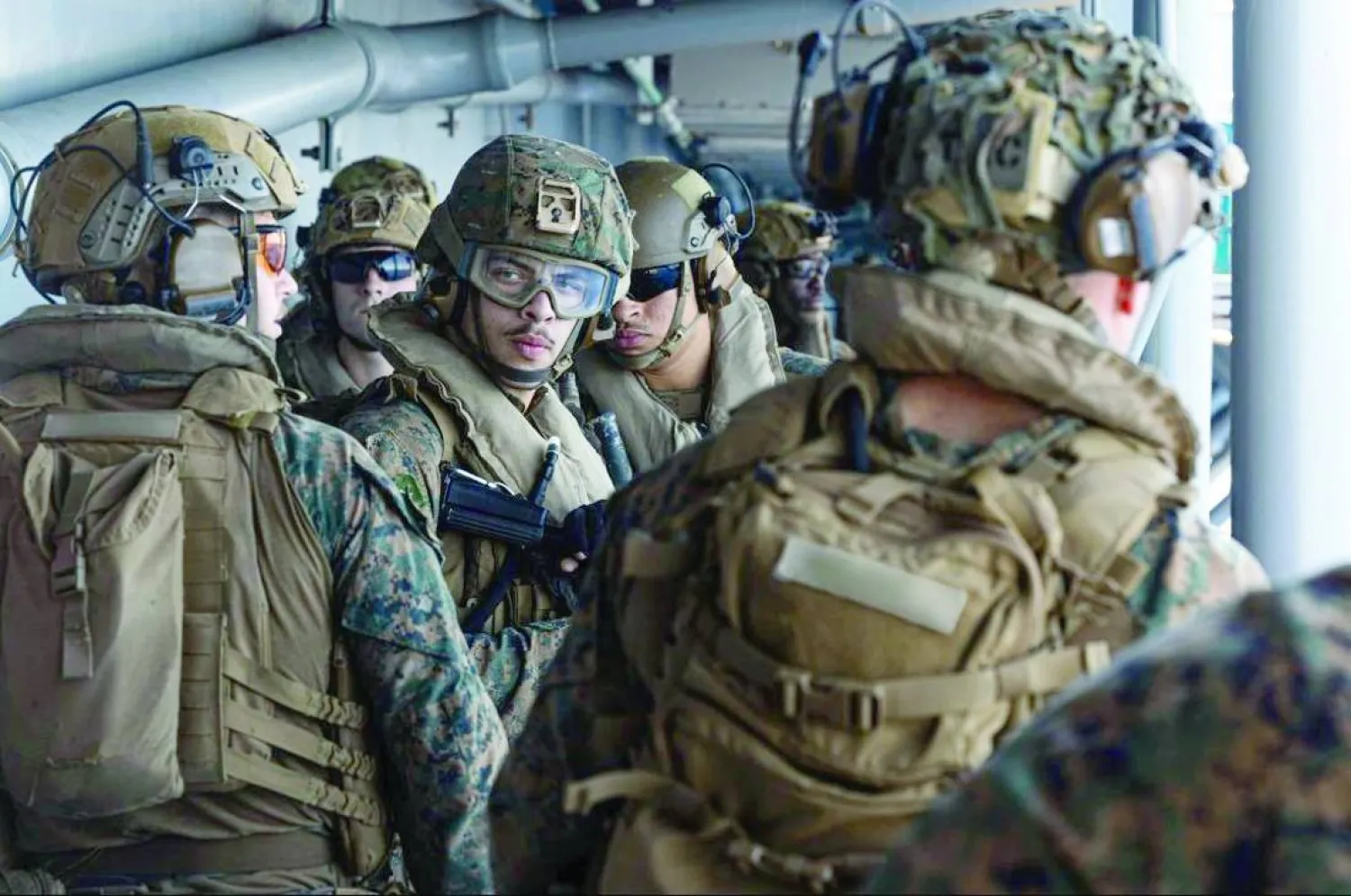 
مشاة البحرية الأميركية على متن السفينة «يو إس إس تريبولي» المتجهة إلى منطقة مسؤولية «سنتكوم» (حساب «سنتكوم» على «إكس»)