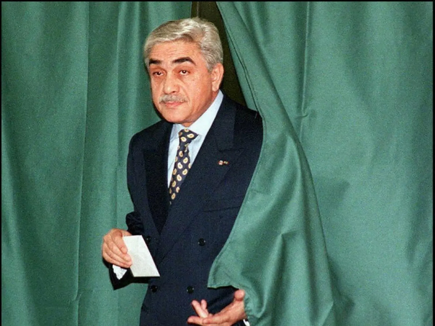 الرئيس الجزائري الأسبق اليامين زروال يدلي بصوته في انتخابات البرلمان عام 1997 (أرشيفية - أ.ف.ب)