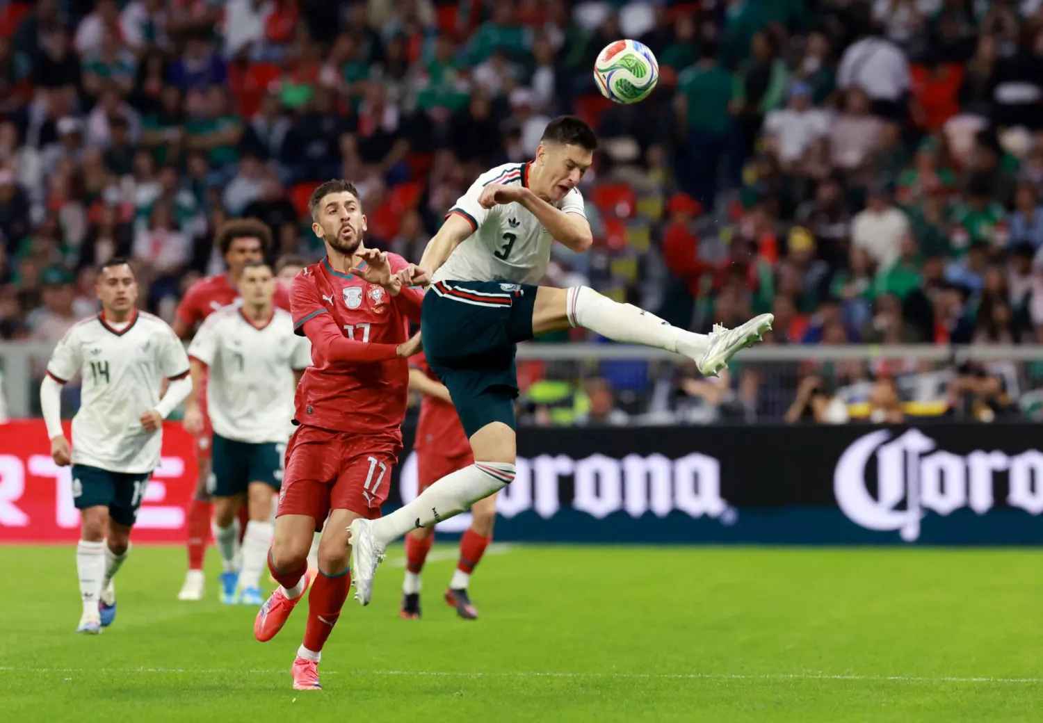 تعادل المكسيك والبرتغال ودياً في إعادة افتتاح ملعب «أزتيكا» (رويترز)