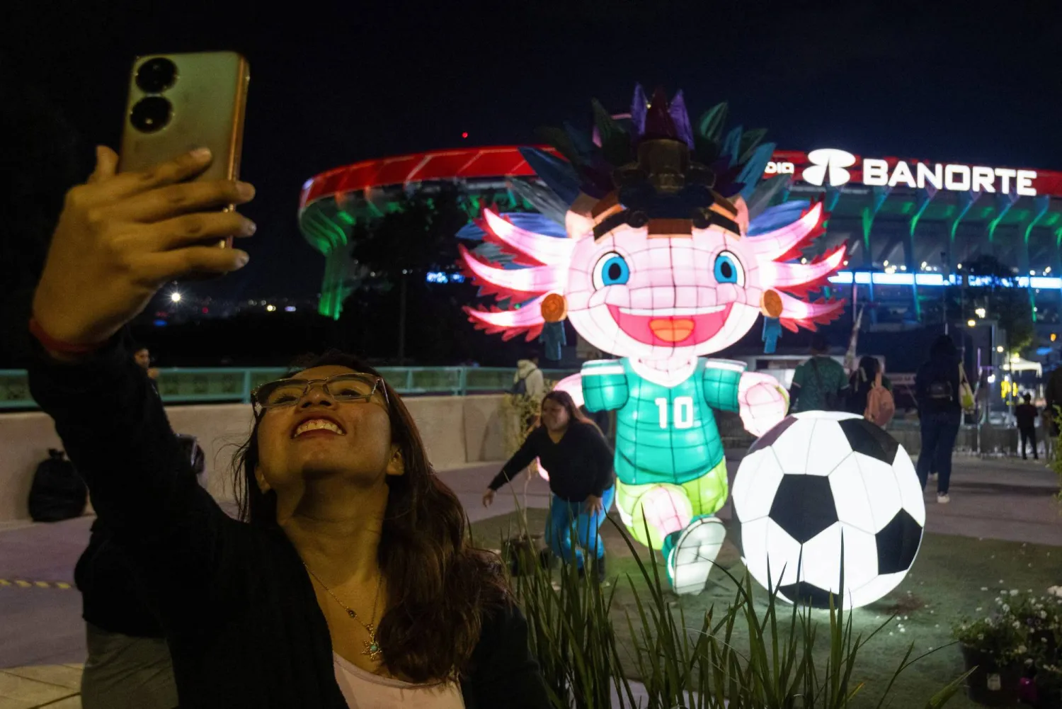 جماهير المكسيك تحتفل بإعادة افتتاح استاد «أزتيكا» متجاهلة توتر ما قبل كأس العالم (رويترز)