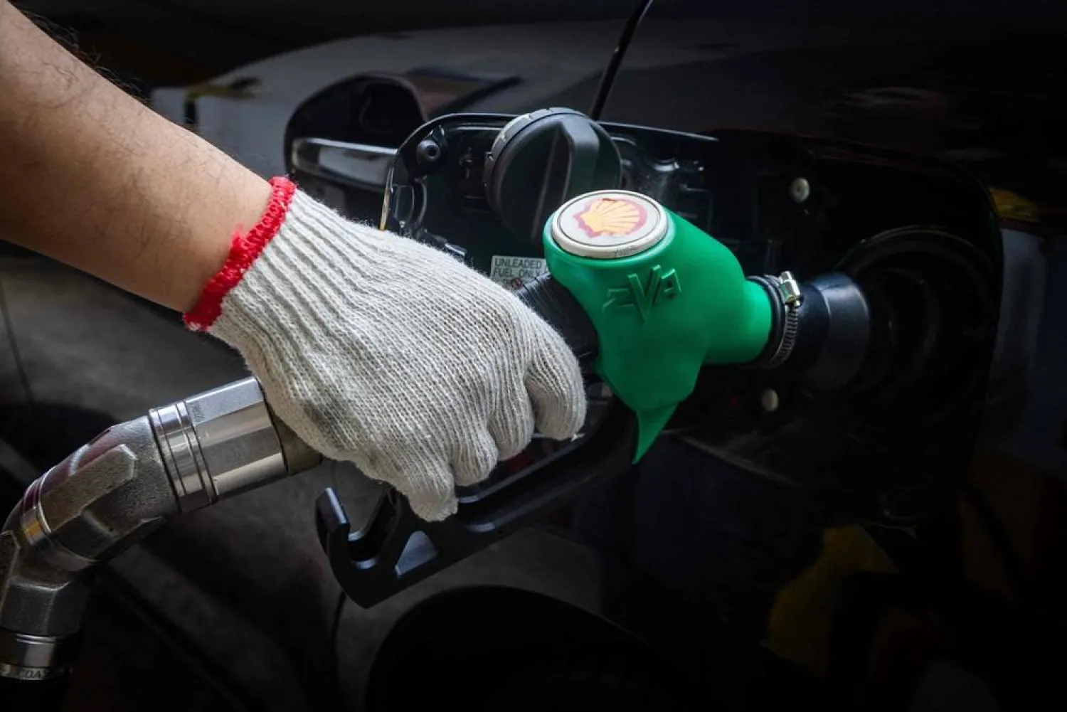 A worker refills the tank of a car at a gasoline station in Macau on March 27, 2026. (AFP) 