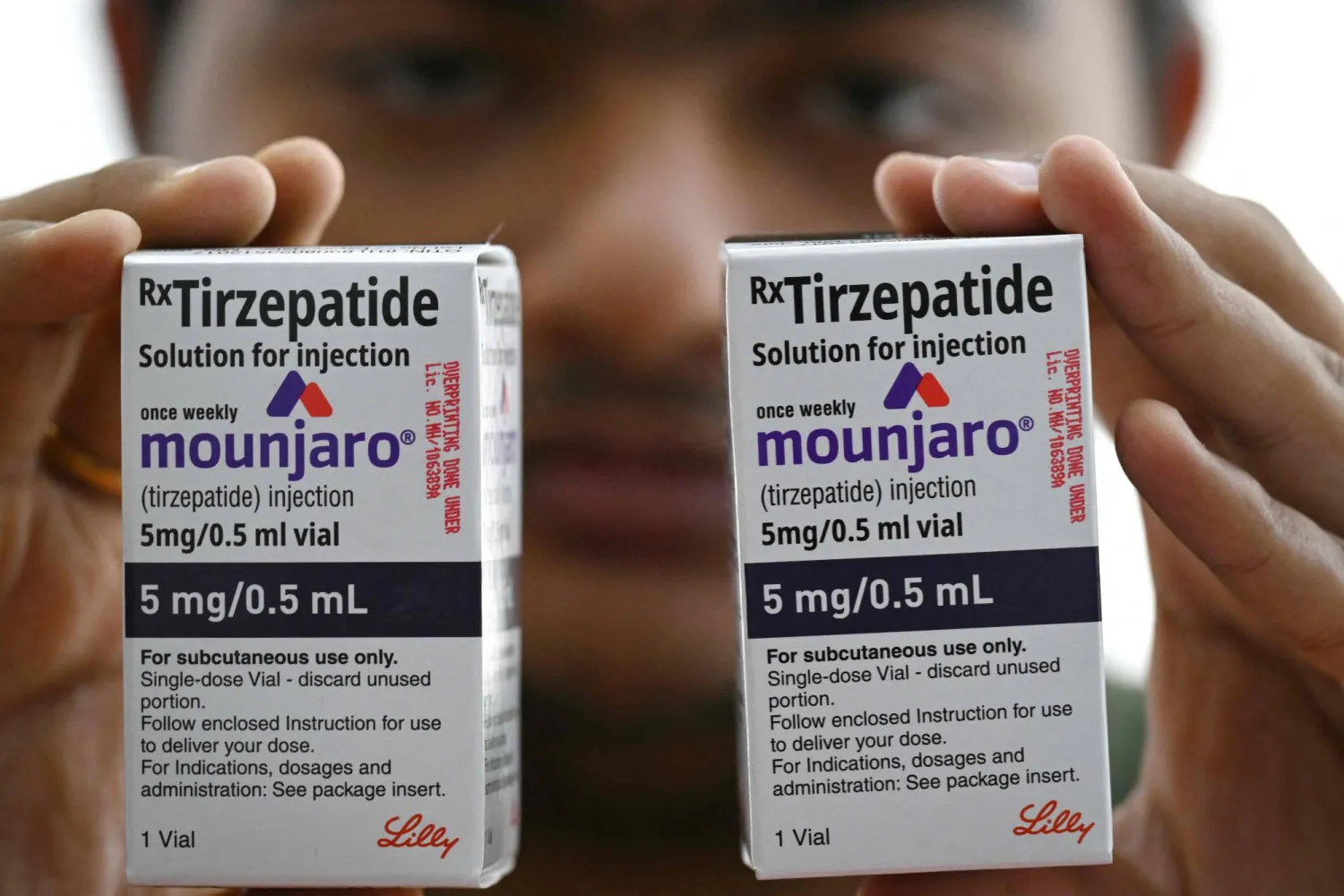 يعرض موزع أدوية قوارير دواء مونجارو (تيرزيباتيد) في مكتبه بمدينة ثين في الهند (أ.ف.ب)