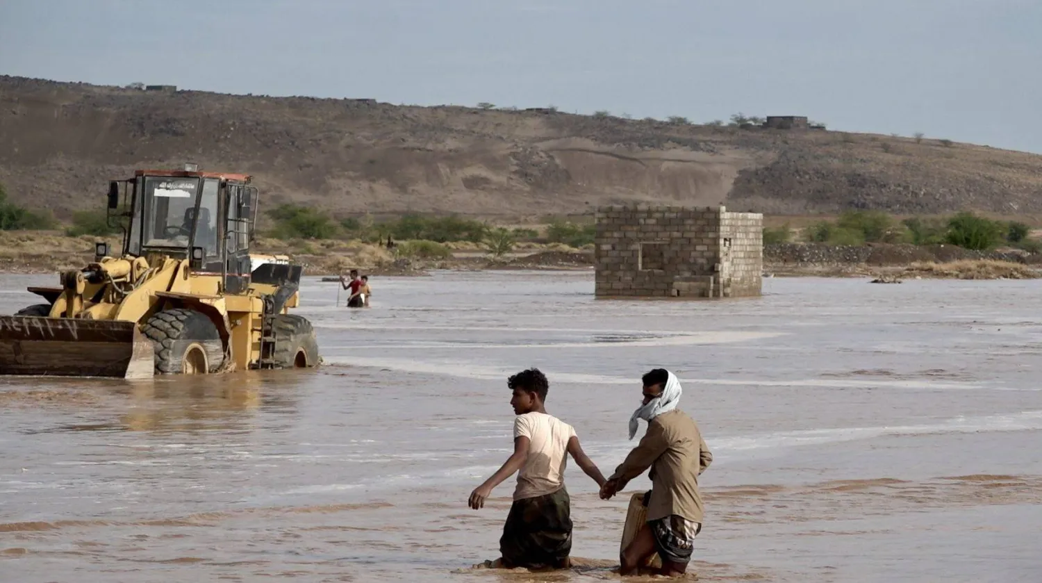 السيول جرفت الأراضي الزراعية والطرقات والماشية (إعلام حكومي)