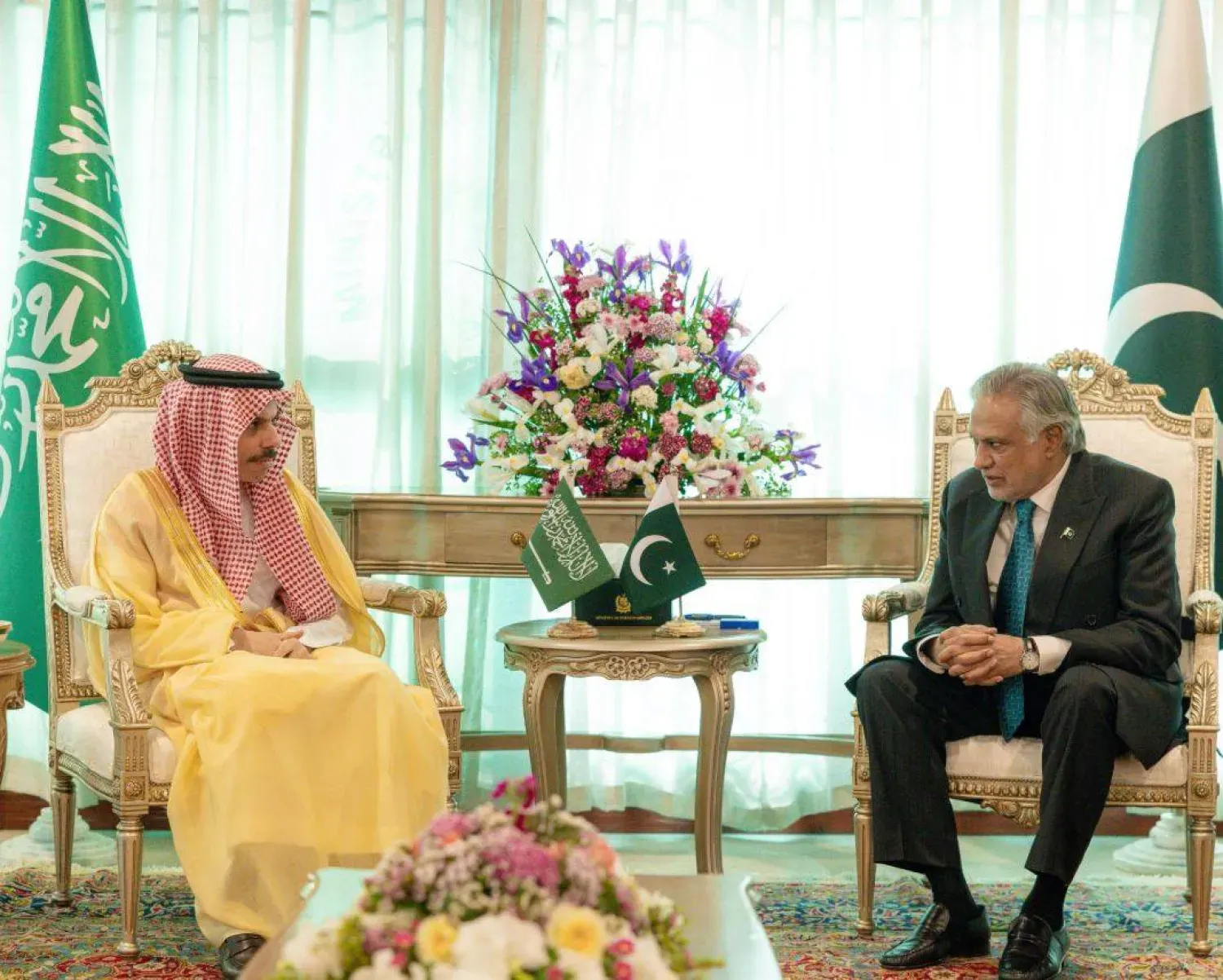 Suudi Arabistan Dışişleri Bakanı Prens Faysal bin Ferhan, İslamabad’da Pakistanlı mevkidaşıyla yaptığı görüşme sırasında (Suudi Arabistan Dışişleri Bakanlığı)