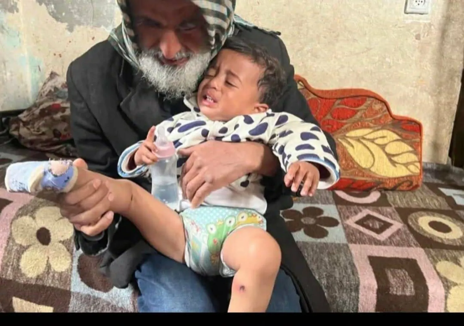 الطفل جواد أبو ناصر بعد تعرضه للتعذيب (عائلة الطفل - وسائل إعلام محلية)