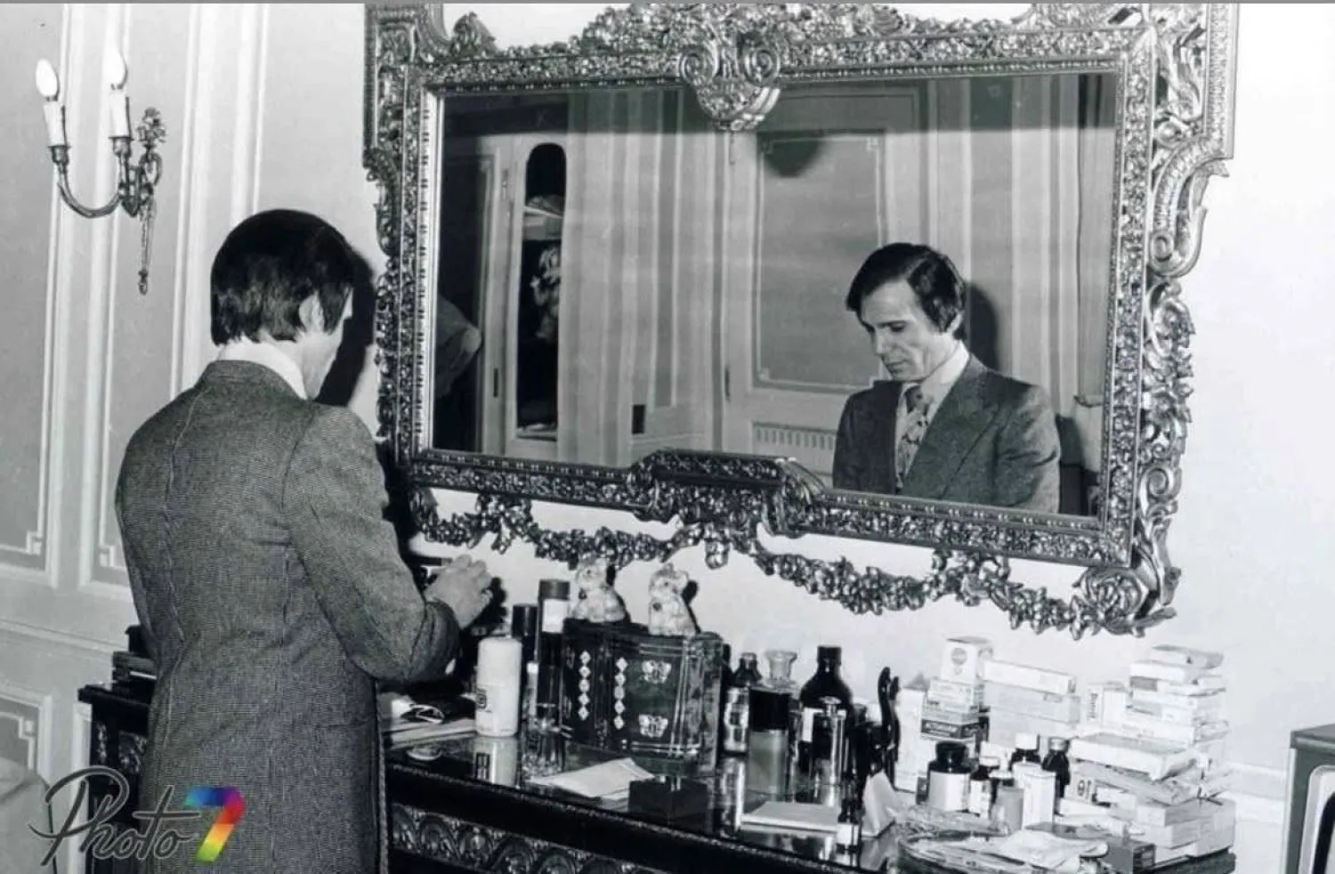 العندليب يستعد لإحدى حفلاته (أسرته)