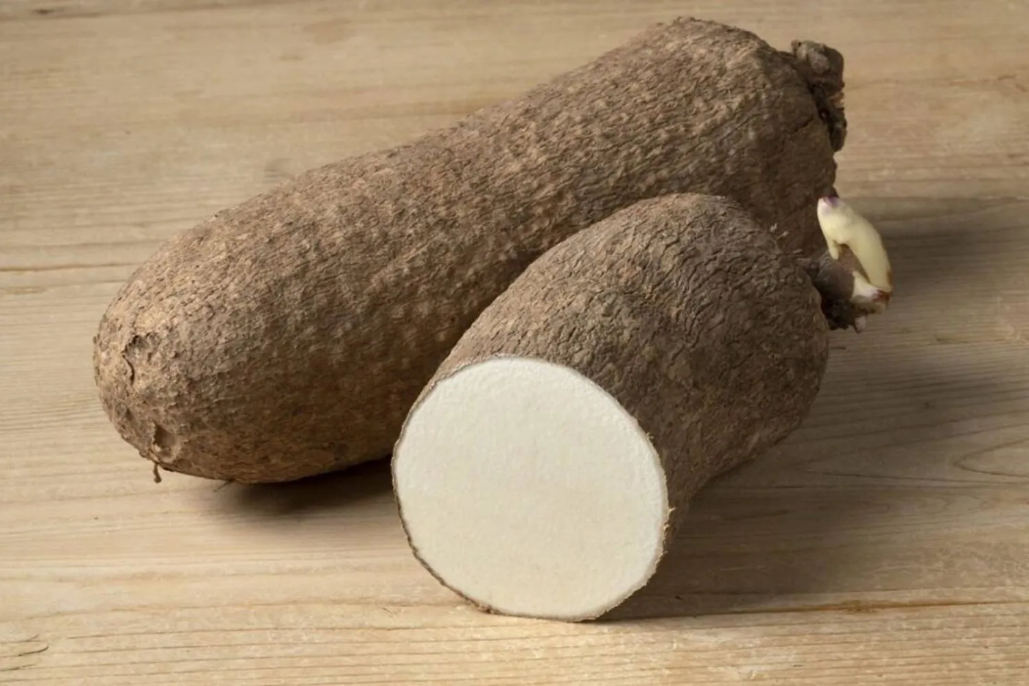 «اليام» درنة نشوية تدخل في إعداد الأطباق الصحية (شاترستوك)