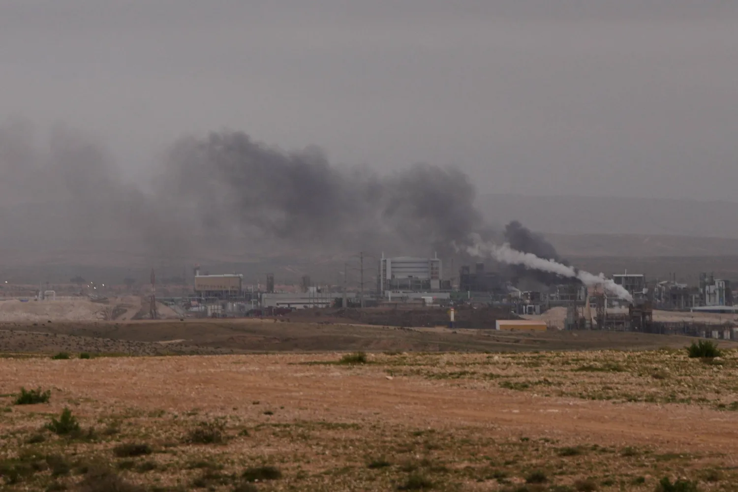 الدخان يتصاعد من منطقة صناعية في جنوب إسرائيل بعد رصد الصواريخ الإيرانية (أ.ب)