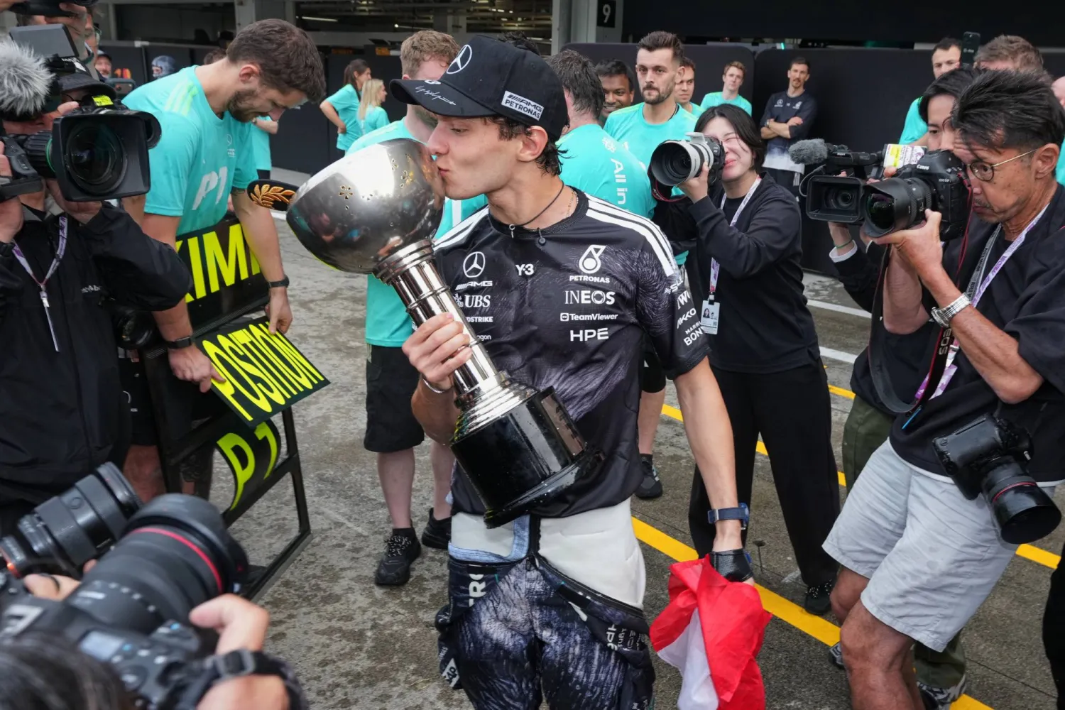 الإيطالي كيمي أنتونيلي يحتفل بلقب اليابان (أ.ب)