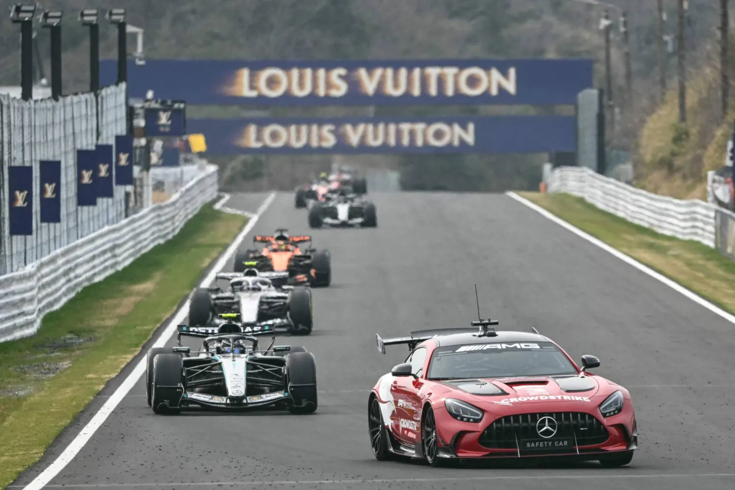 سيارة الأمان دخلت الحلبة عقب حادث بيرمان في «سوزوكا» (أ.ف.ب)