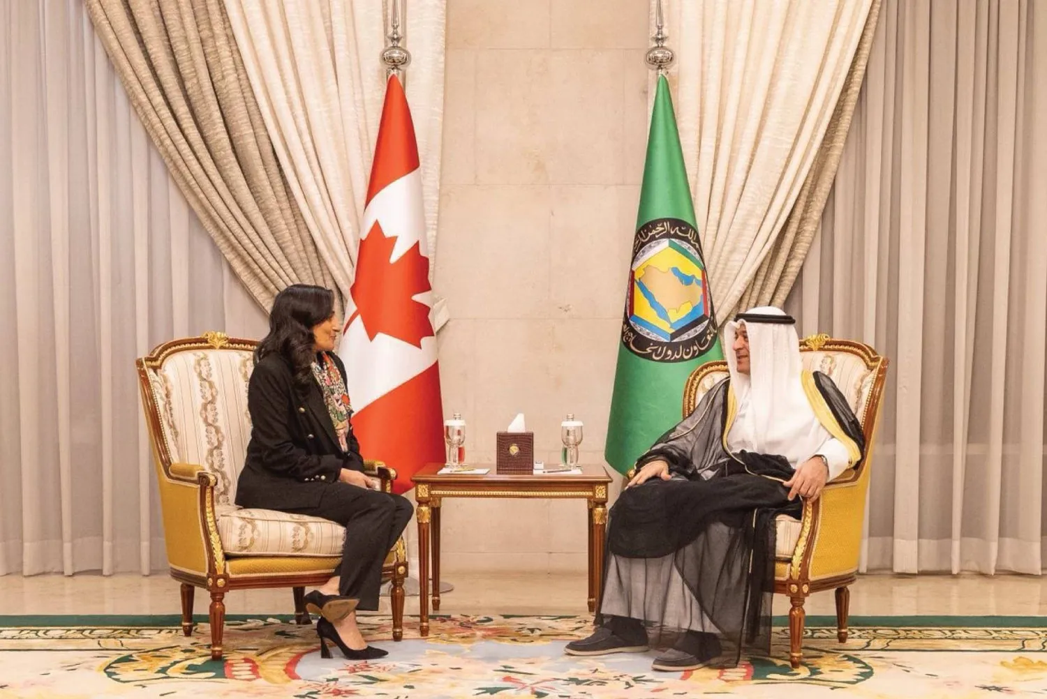 جاسم البديوي وأنيتا أناند بحثا تداعيات التصعيد الخطير الذي تشهده المنطقة (مجلس التعاون الخليجي)