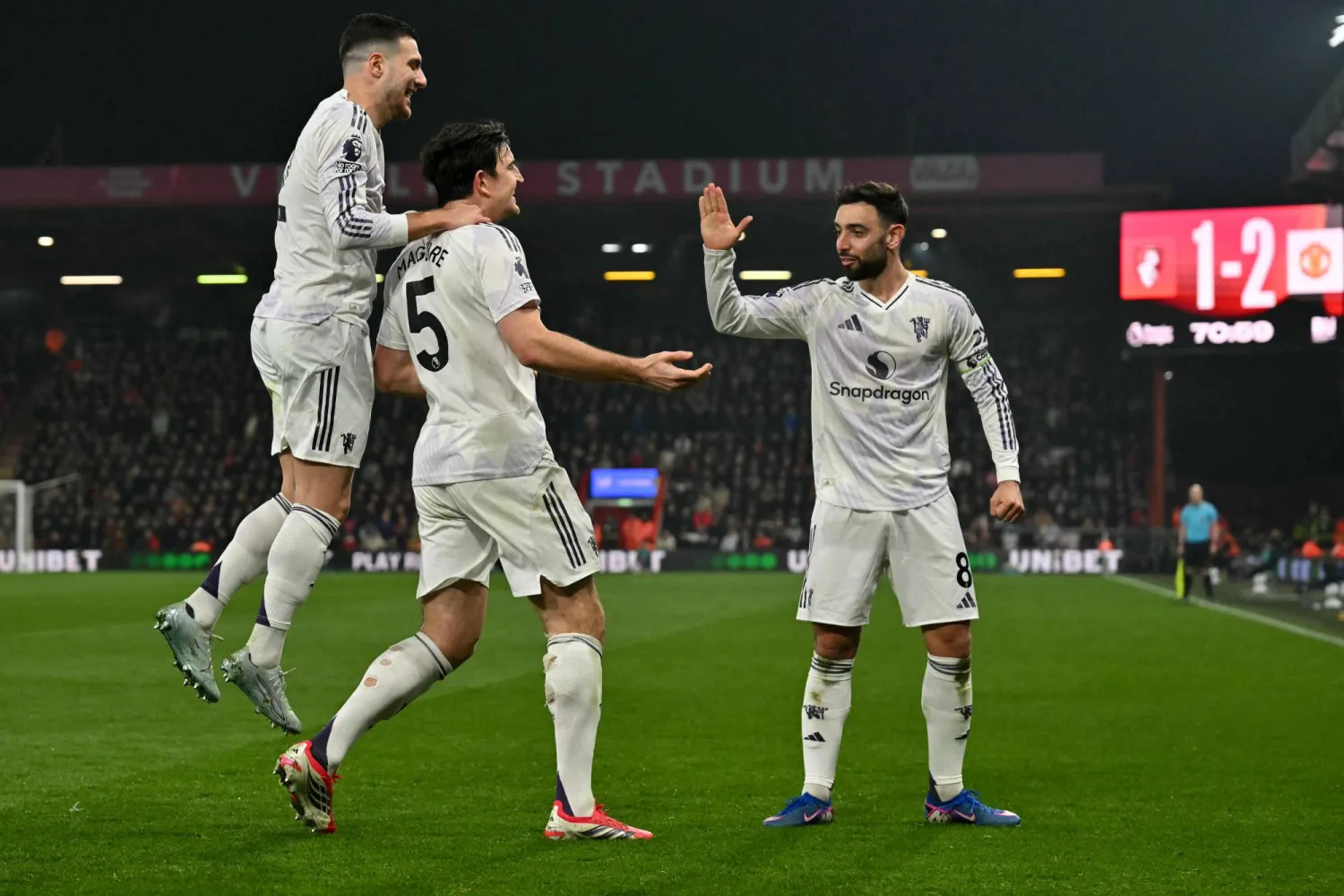 لاعبو يونايتد في مشه إحتفالي بعد استعادة التوهج والمنافسة على مركز بالمربع الذهبي (ا ف ب)