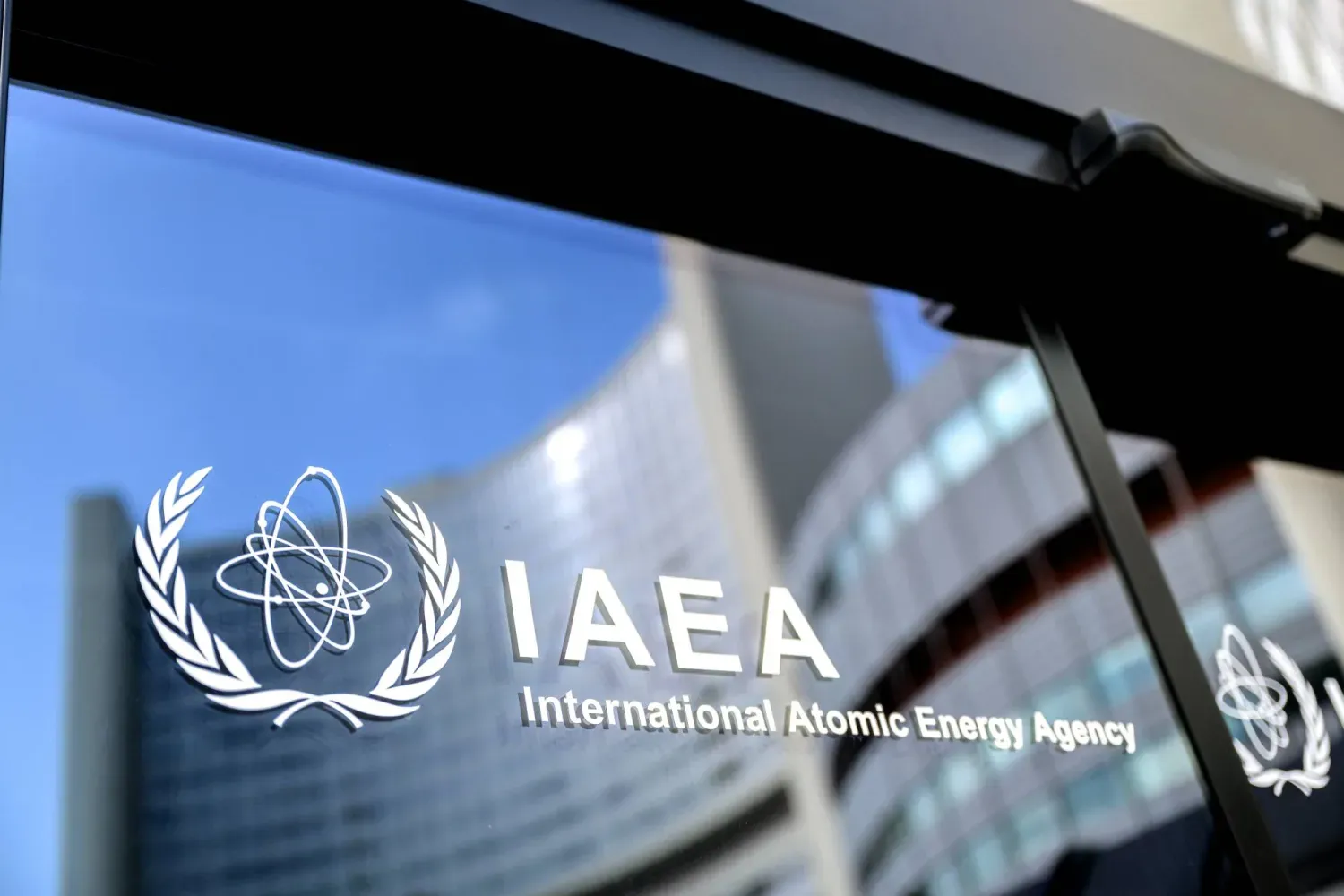 Uluslararası Atom Enerjisi Ajansı'nın Viyana'daki genel merkezinde bulunan logosu (EPA)