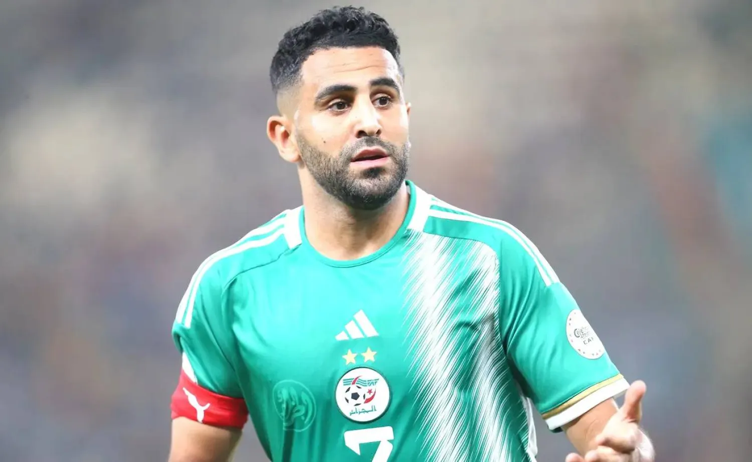 رياض محرز قائد المنتخب الجزائري ونجم نادي الأهلي السعودي (كاف)