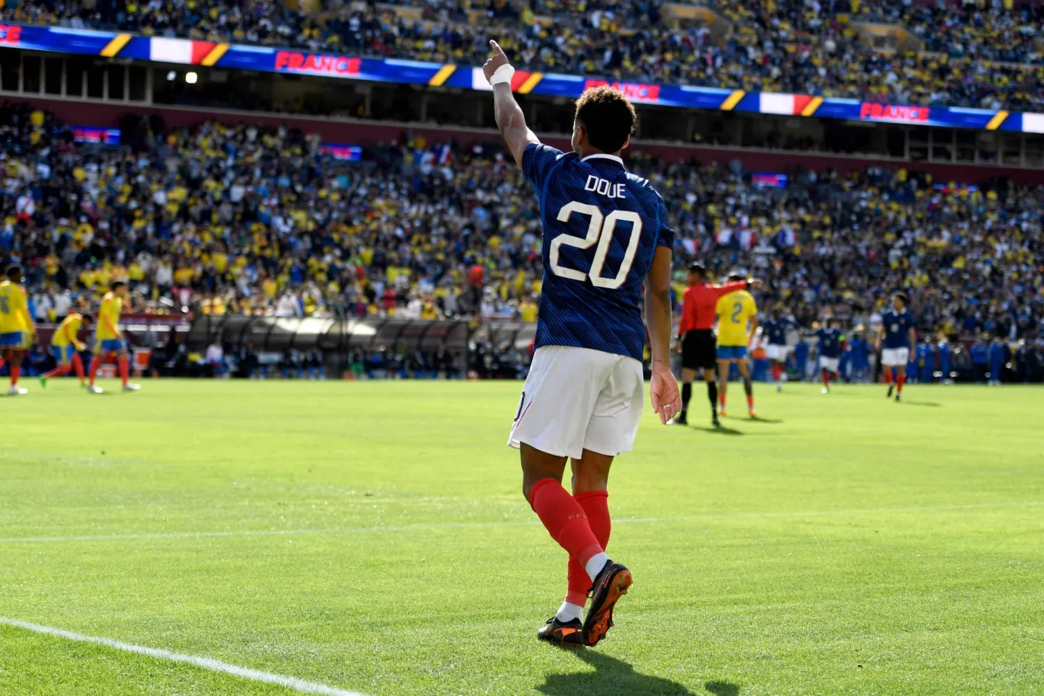 ديزيري دوي يحتفل بثنائيته في مرمى كولومبيا بلاندوفر (أ.ف.ب)