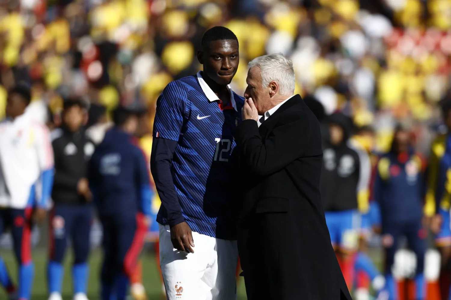 ديشان في حديث مع مواني بعد نهاية المباراة (إ.ب.أ)