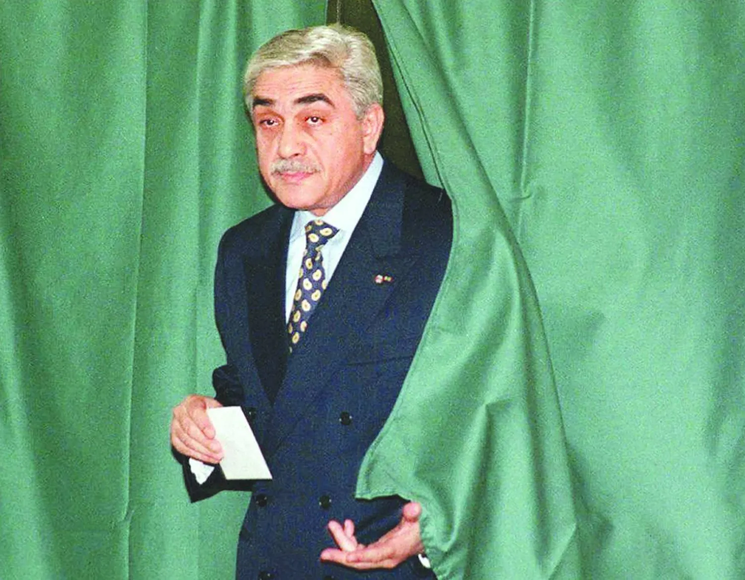 الرئيس الجزائري الأسبق اليامين زروال يدلي بصوته في انتخابات البرلمان عام 1997 (أرشيفية - أ.ف.ب)