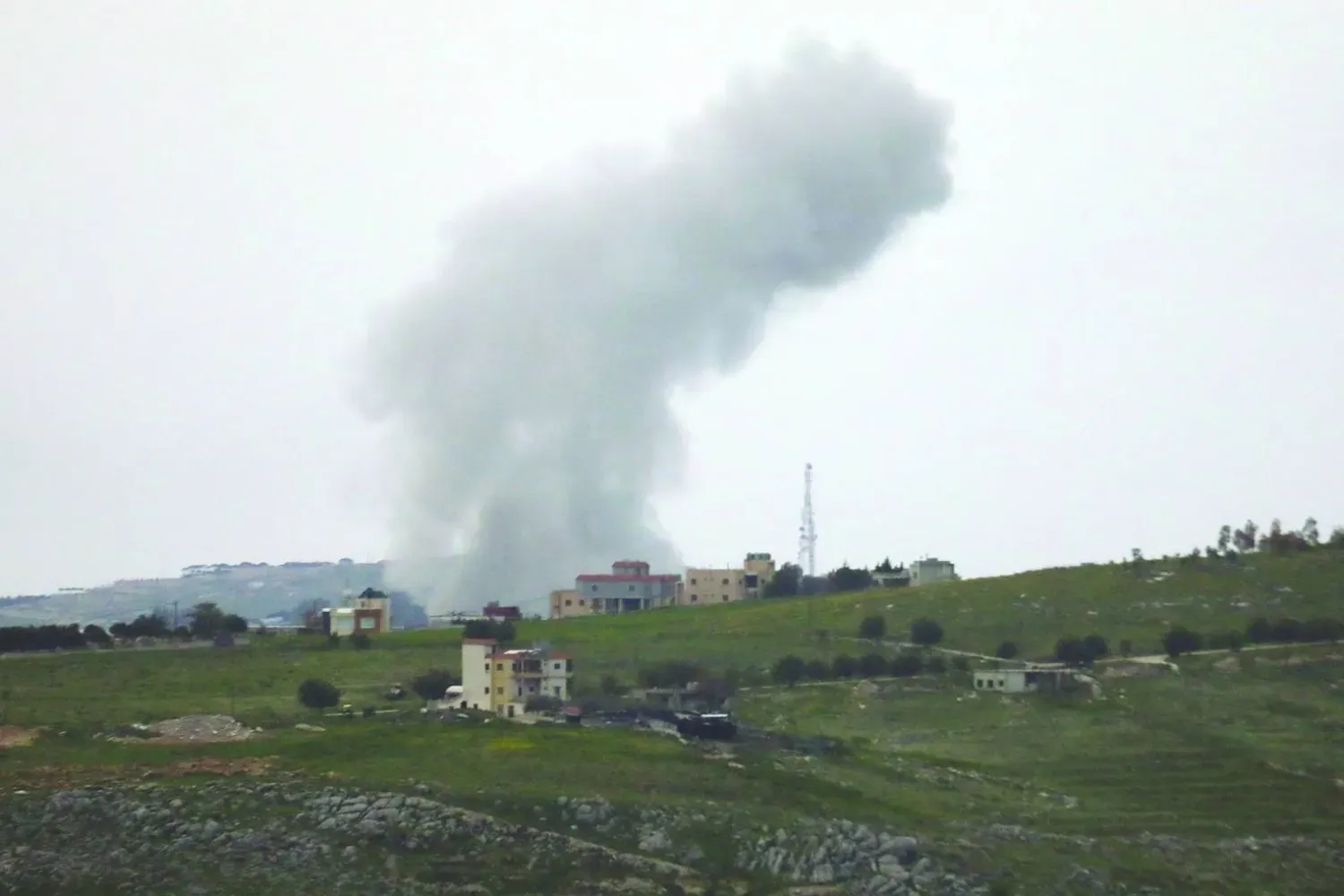 Lübnan'ın güneyinde artan çatışmalarda İsrail'in hava saldırısı sonrasında duman yükseliyor (Reuters)