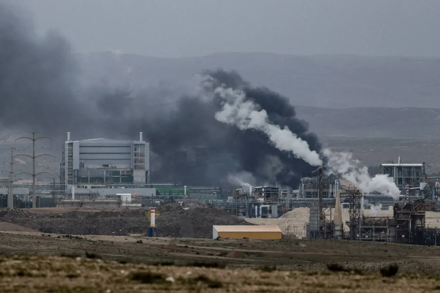 Dün güney İsrail'de İran'ın düzenlediği saldırı bölgesinden yoğun duman yükseliyor (Reuters)... Arka planda ise Suudi Arabistan, Pakistan, Mısır ve Türkiye dışişleri bakanları İslamabad'daki toplantıları öncesinde görülüyor (AFP)