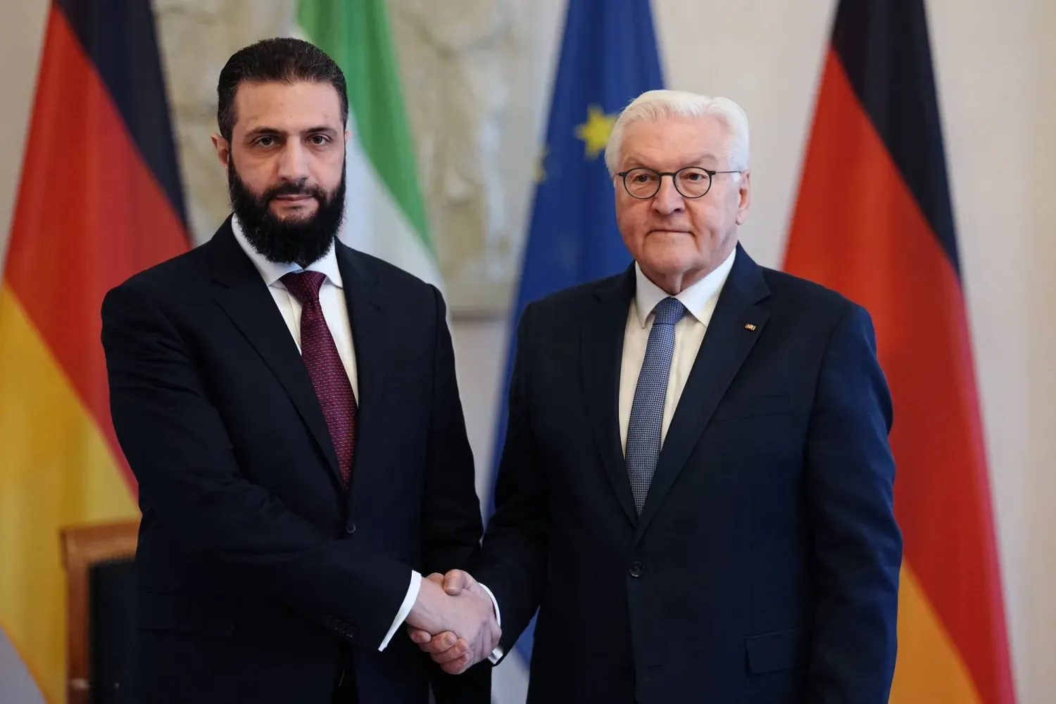 Almanya Cumhurbaşkanı Frank-Walter Steinmeier, Berlin’de Suriye Cumhurbaşkanı Ahmed eş-Şera’yı kabul etti. (AP)