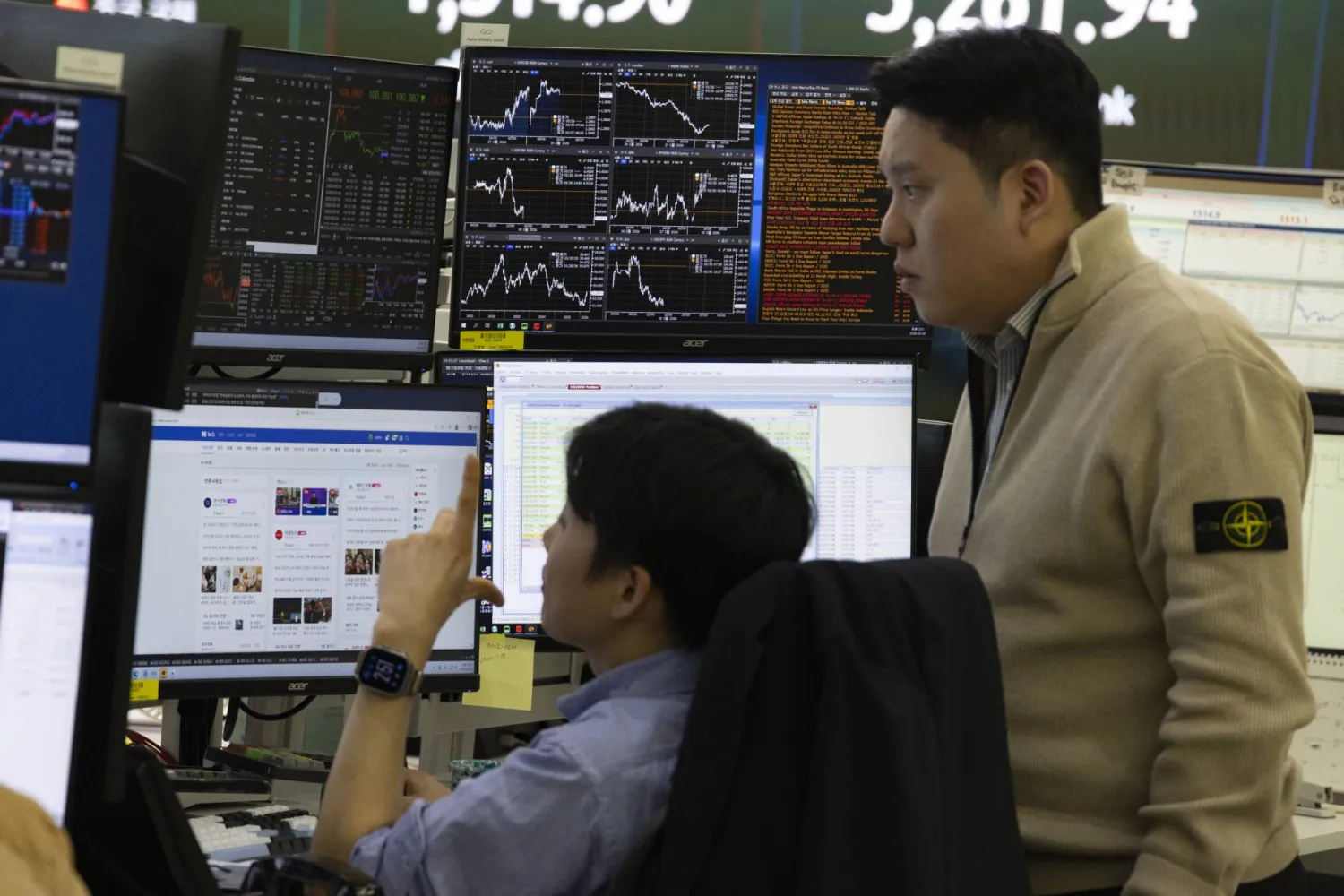 متداولون يراقبون انخفاض مؤشر «كوسبي» في بنك هانا بسيول وسط تصاعد التوترات بالشرق الأوسط (إ.ب.أ)