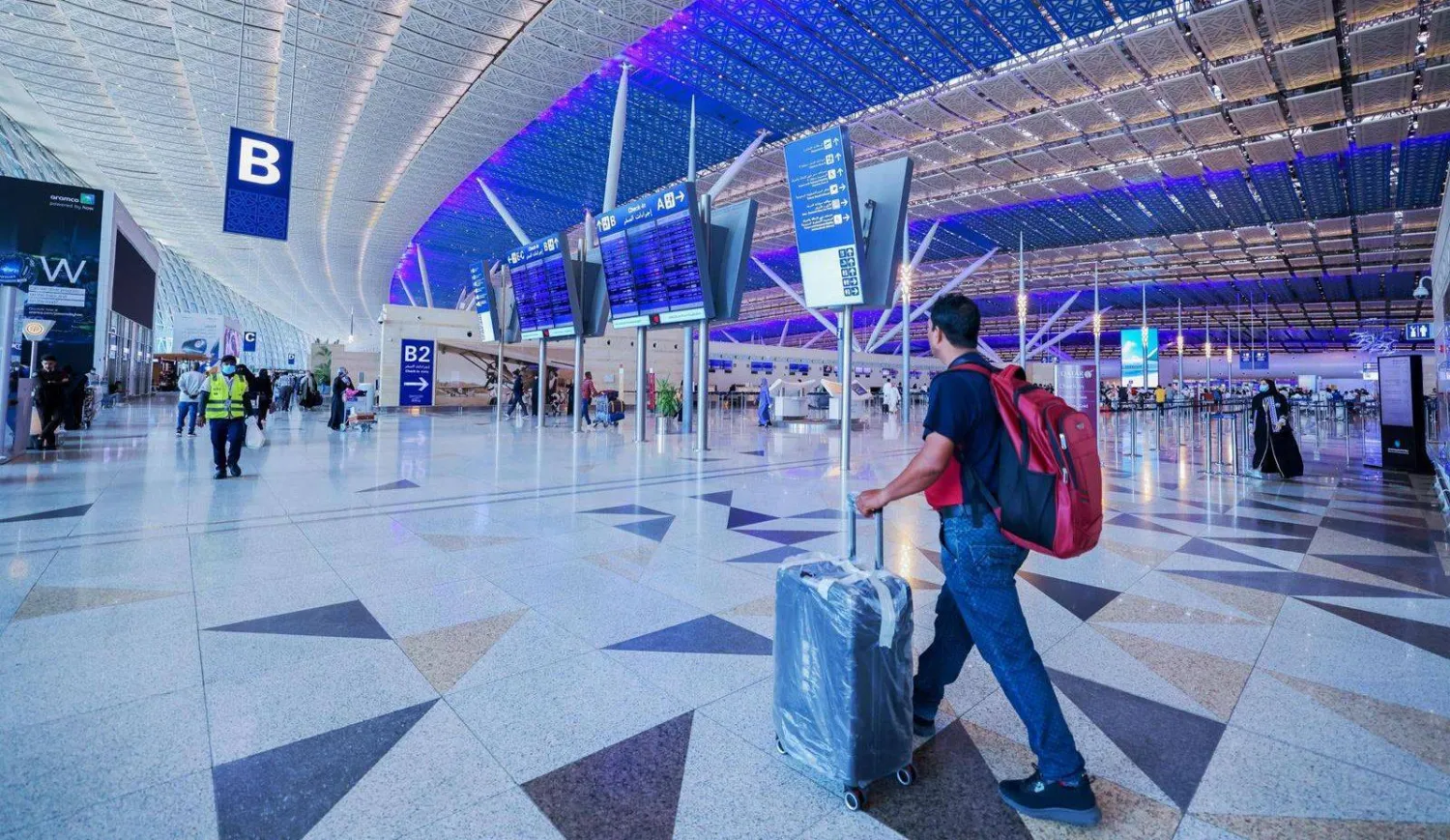 مسافرون في مطار الملك عبد العزيز بجدة (واس)