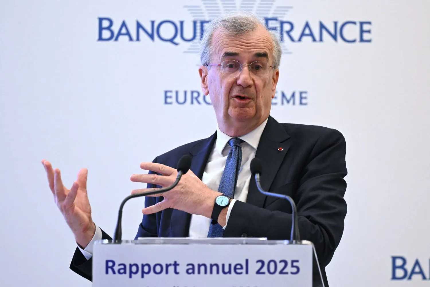 فرنسوا فيليروي دي غالهو خلال مؤتمر تقديم التقرير السنوي لـ«بنك فرنسا» في باريس 24 مارس الحالي (أ.ف.ب)
