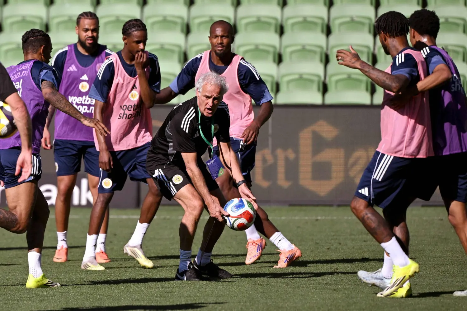 فريد روتن خلال الحصة التدريبية لمنتخب كوراساو (أ.ف.ب)