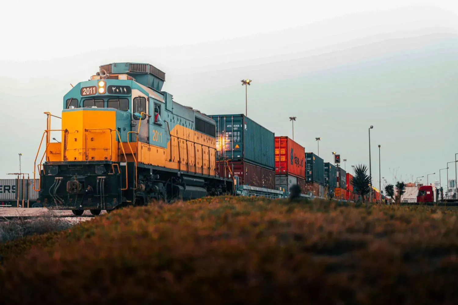 Dammam’daki Kral Abdulaziz Limanı’nda bekleyen bir tren (Suudi Arabistan Yol ve Ulaştırma Genel Otoritesi)