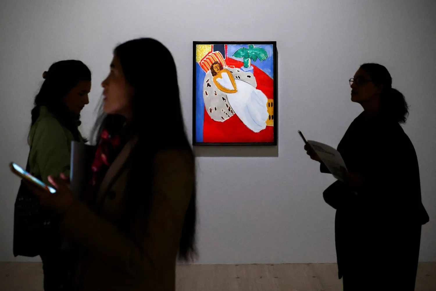 لوحة «شابة ترتدي الأبيض على خلفية حمراء 1946» للفنان هنري ماتيس (رويترز)