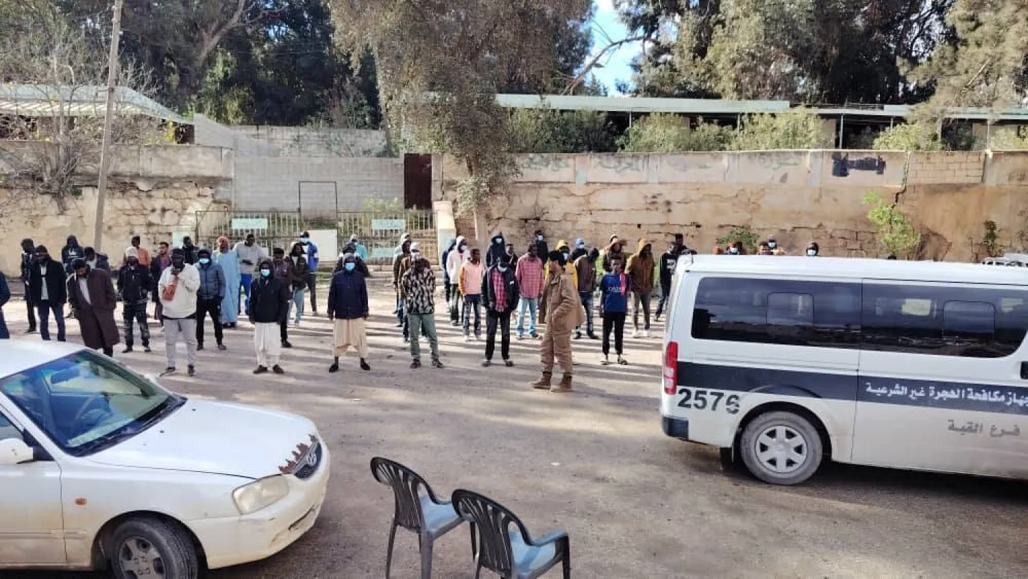 عدد من المهاجرين غير النظاميين داخل منشأة لـ«جهاز مكافحة الهجرة غير المشروعة» (الجهاز)