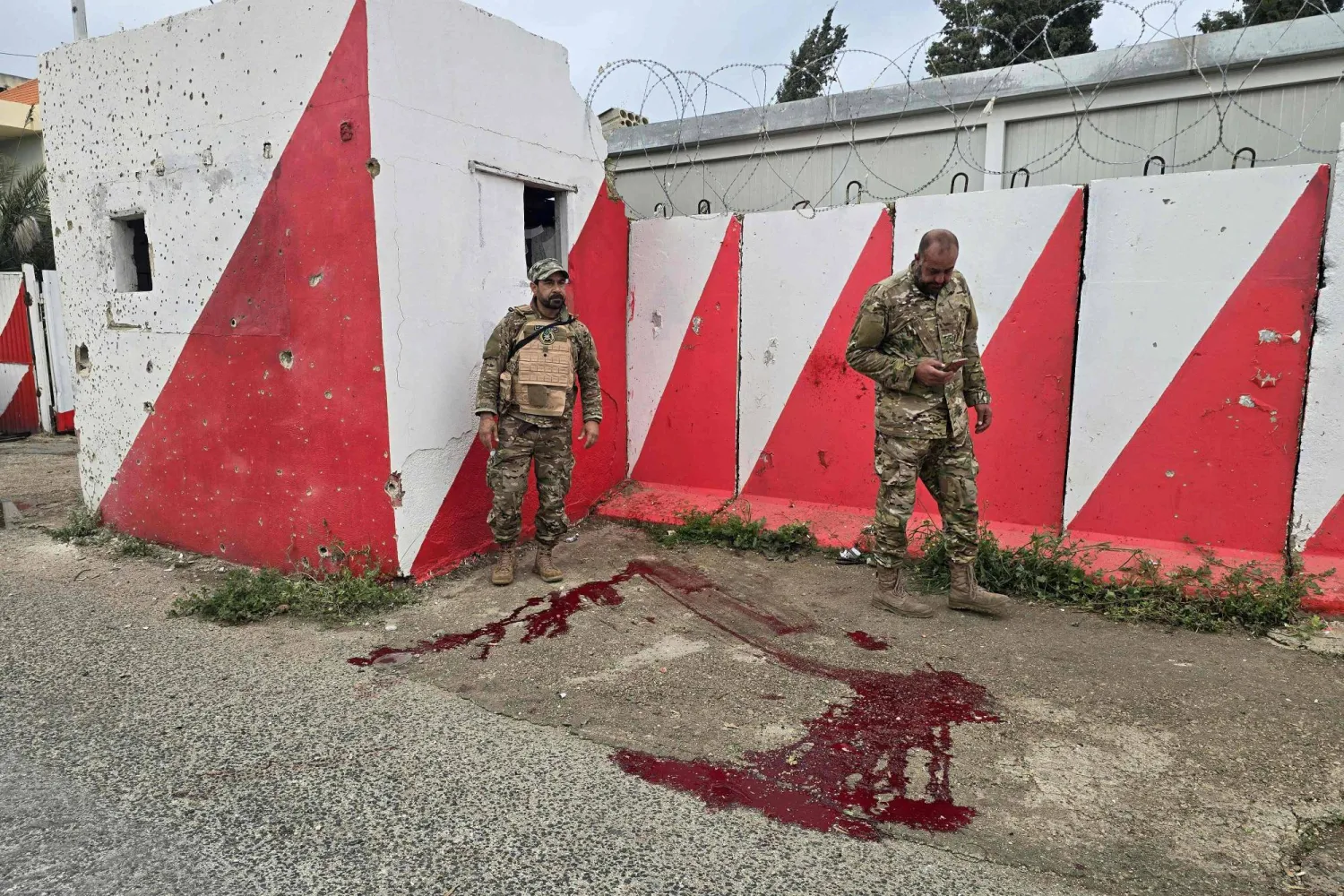 عسكريان في الجيش اللبناني بعد استهداف مركزهما بغارة إسرائيلية ما أدى إلى مقتل جندي (أ.ف.ب)