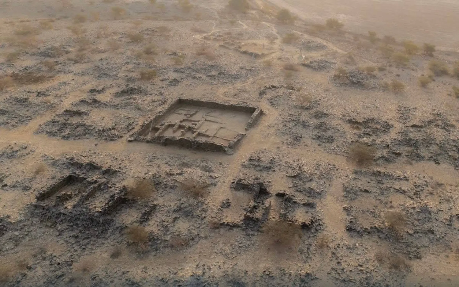 يُمثّل موقع العصداء في محافظة المخواة نموذجاً معمارياً وحضارياً لمراكز التعدين ومحطات طريق الحج اليمني القديم (هيئة التراث)