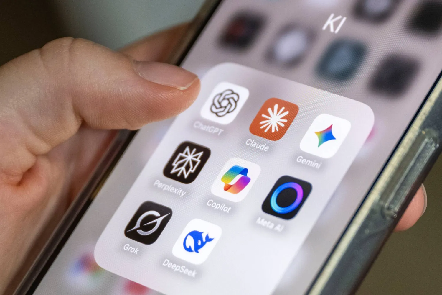 تعرض شاشة هاتف ذكي عدة تطبيقات للذكاء الاصطناعي (د.ب.أ)