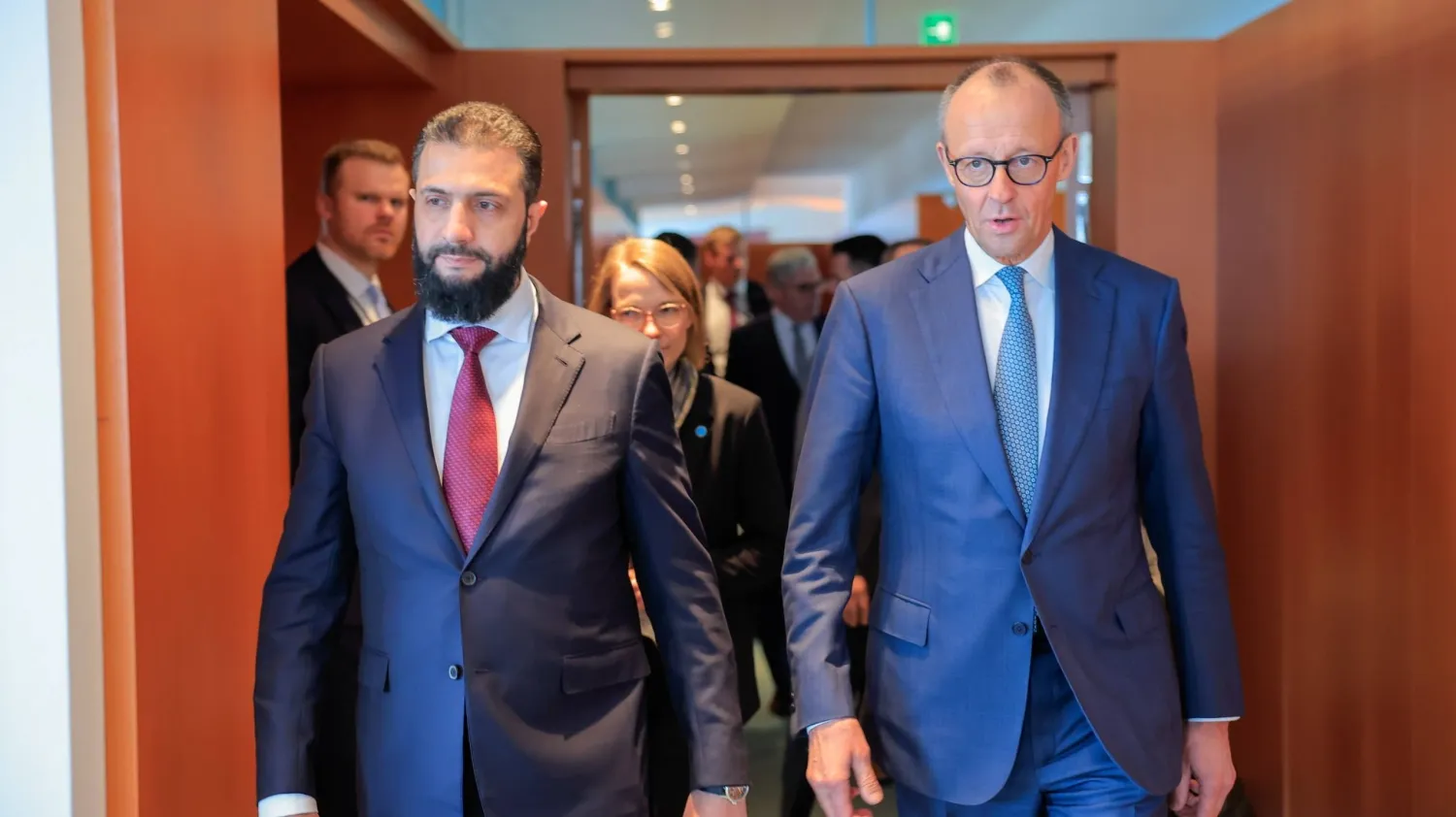 ​المستشار الألماني فريدريش ميرتس خلال استقبال الرئيس السوري أحمد الشرع في مقر المستشارية الاتحادية الألمانية (الرئاسة السورية)