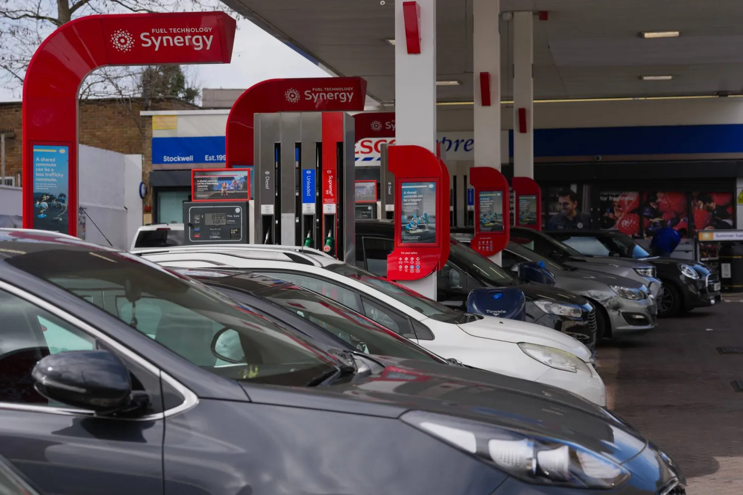 محطة وقود في لندن (أ.ب)