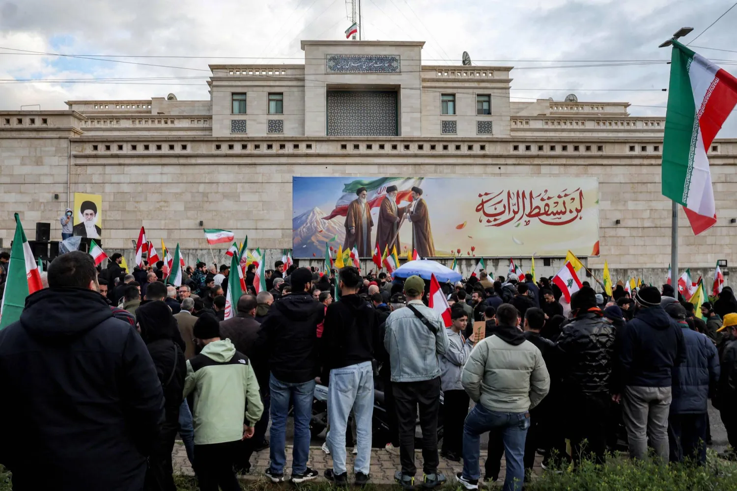 مؤيدون لـ«حزب الله» في مظاهرة داعمة لإيران أمام سفارتها ببيروت يوم 26 مارس (أ.ف.ب)