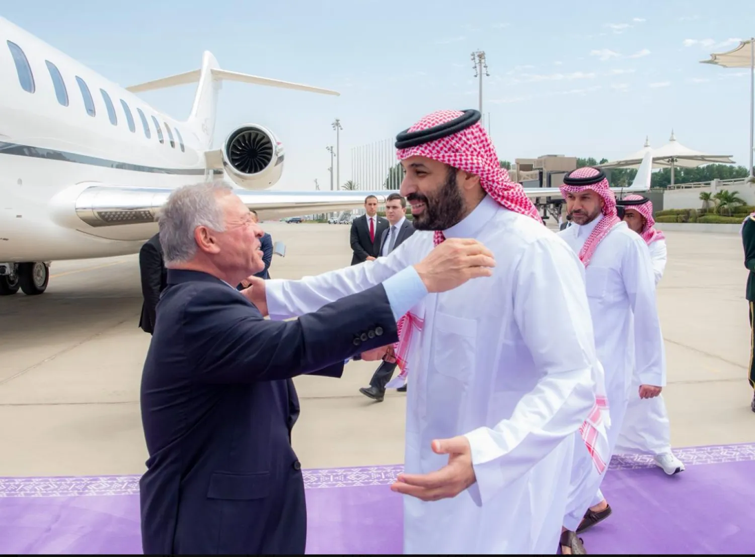 الأمير محمد بن سلمان ولي العهد رئيس مجلس الوزراء السعودي في مقدمة مستقبلي ملك الأردن في جدة (واس)