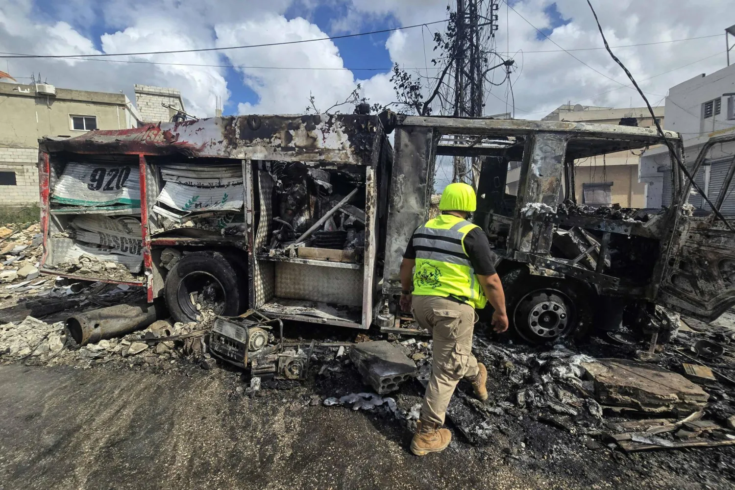 أحد المسعفين في موقع غارة جوية إسرائيلية على قرية حناويه جنوب لبنان شرق مدينة صور (أ.ف.ب)
