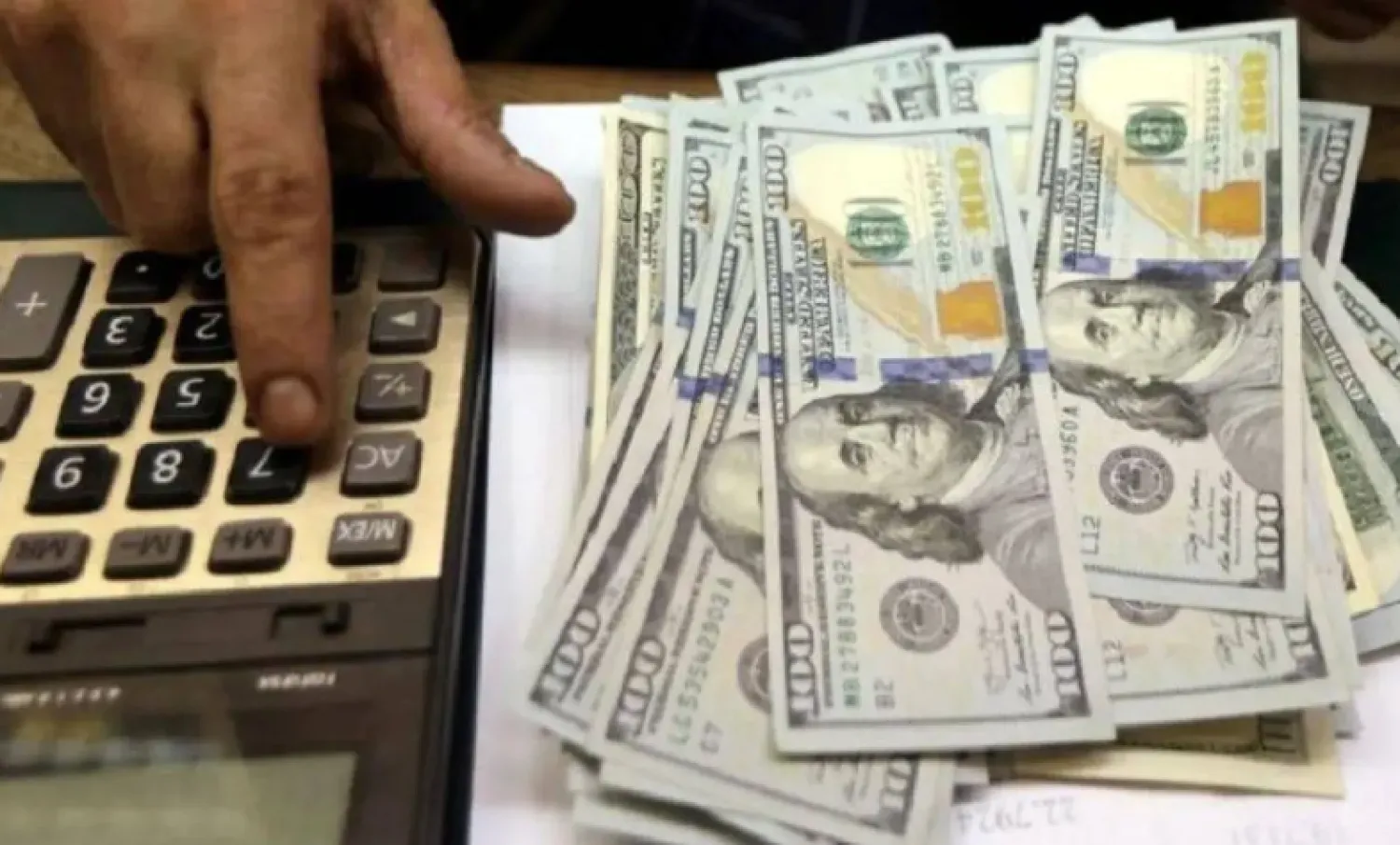 الجنيه المصري واصل هبوطه أمام الدولار تحت تأثير الحرب في إيران (رويترز)