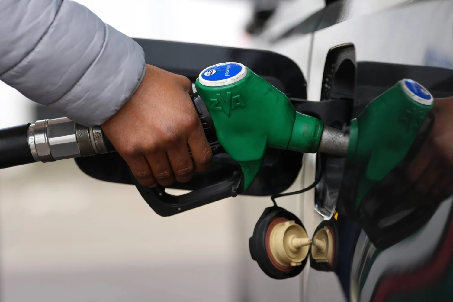 رجل يملأ سيارته بالبنزين في محطة وقود بلندن (أ.ب)