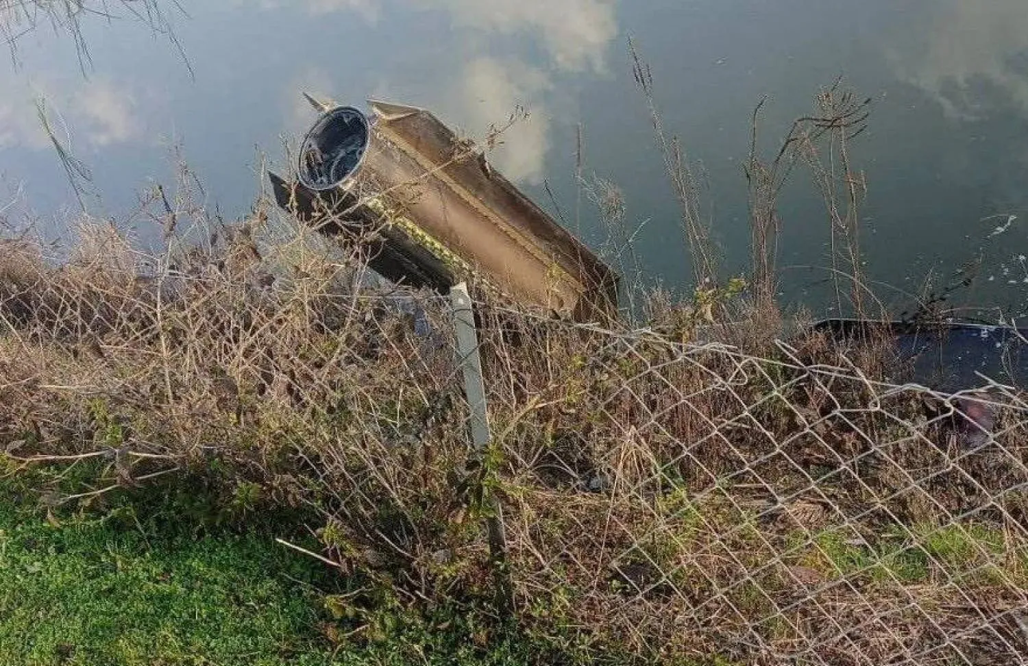 جزء من حطام صاروخ باليستي إيراني سقط بهطاي جنوب تركيا في 4 مارس الحالي بعد تصدي دفاعات حلف شمال الأطلسي له (رويترز)