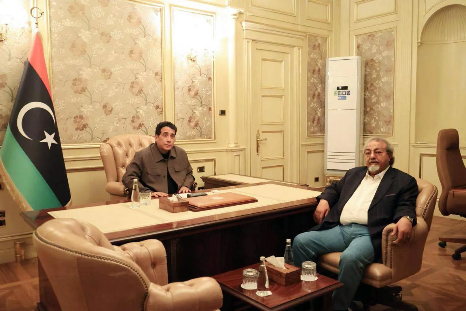 المنفي مجتمعاً برئيس المخابرات ضمن اجتماعاته الأمنية والعسكرية 29 مارس (المجلس الرئاسي)