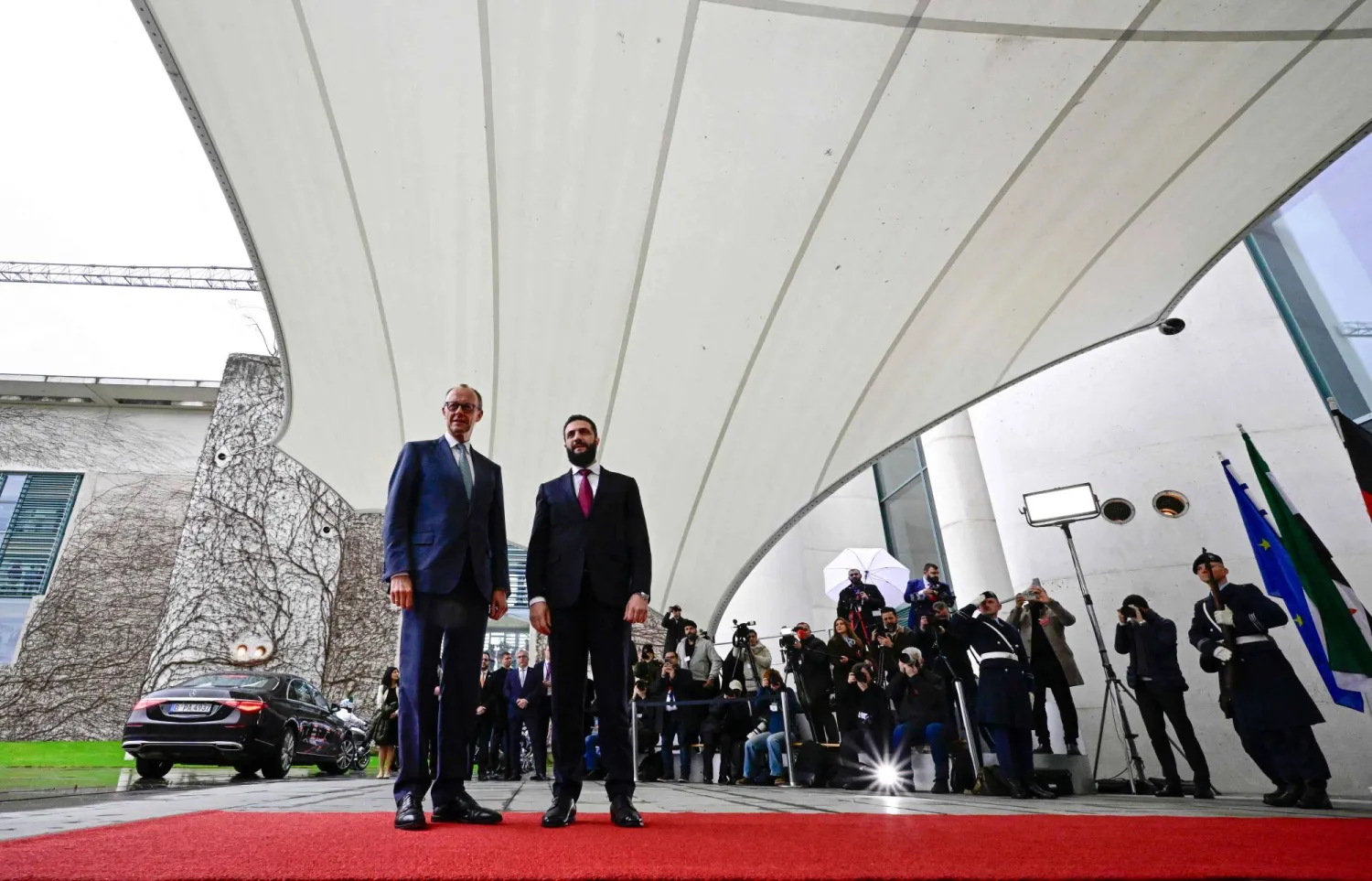 استقبل المستشار الألماني فريدريش ميرتس الرئيس السوري أحمد الشرع في مقر المستشارية الاتحادية ببرلين يوم الاثنين (د.ب.أ)