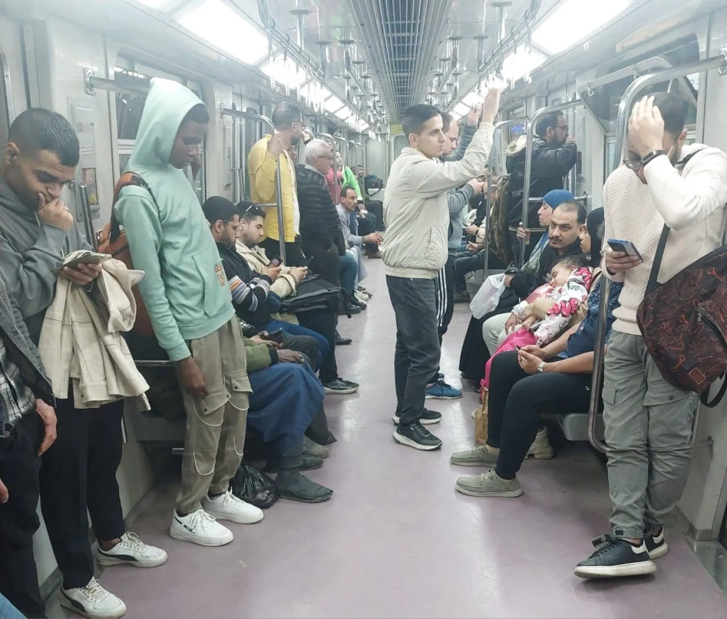 شريحة واسعة من المصريين تعتمد في تنقلها اليومي على «مترو أنفاق القاهرة» (الشرق الأوسط)