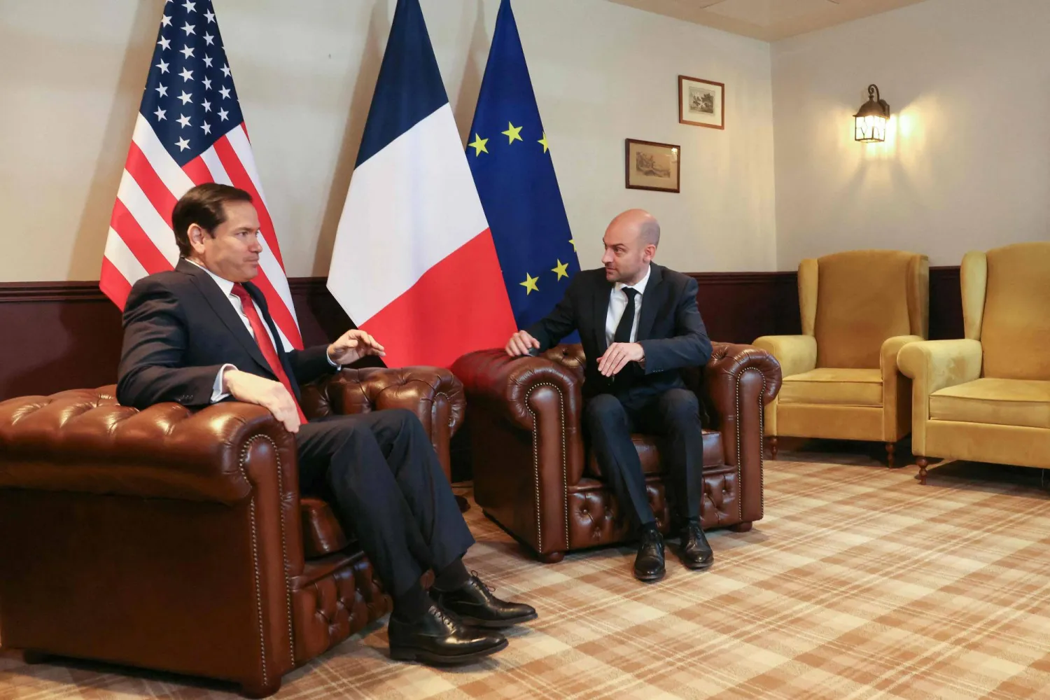 وزير الخارجية الفرنسي جان نويل بارو مجتمعاً بنظيره الأميركي ماركو روبيو الجمعة على هامش أعمال وزراء خارجية «مجموعة السبع» في «فو دي سيرني» قريباً من باريس (أ.ف.ب)