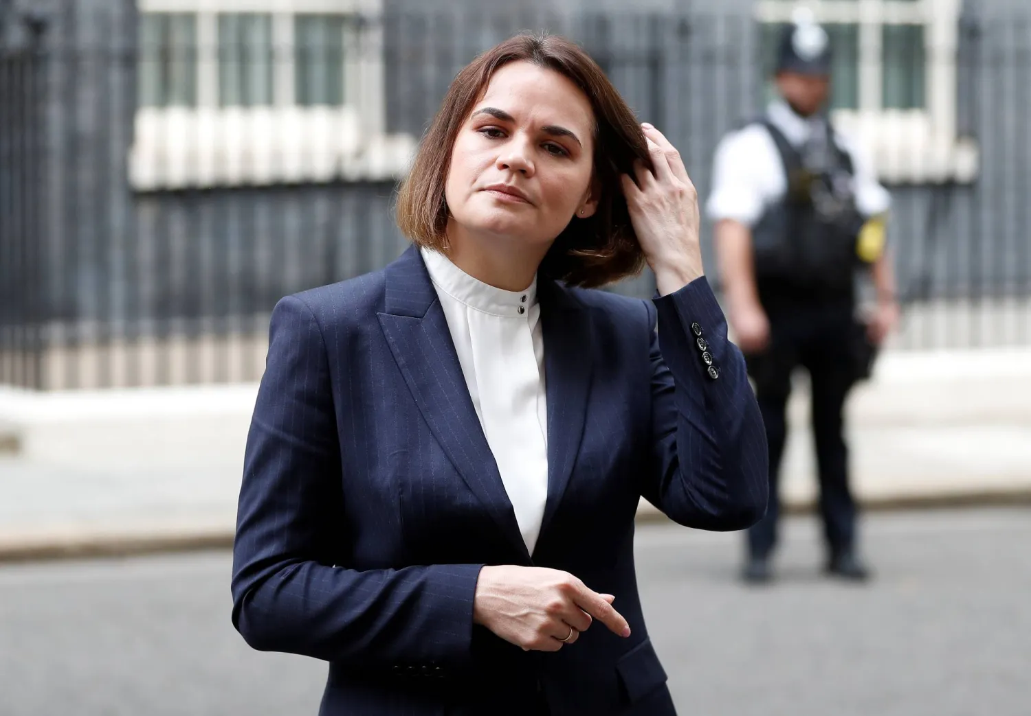 زعيمة المعارضة البيلاروسية سفيتلانا تسيخانوسكايا تتحدث إلى الصحافيين عقب لقائها رئيس الوزراء البريطاني في لندن 3 أغسطس 2021 (رويترز)